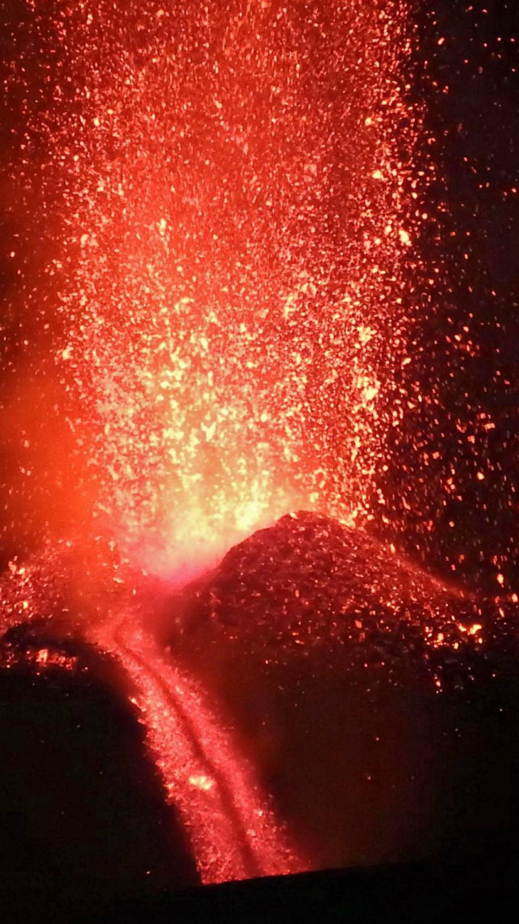 Обои вулкан, Этна, лава, типы вулканических извержений, вулканического рельефа в разрешении 750x1334