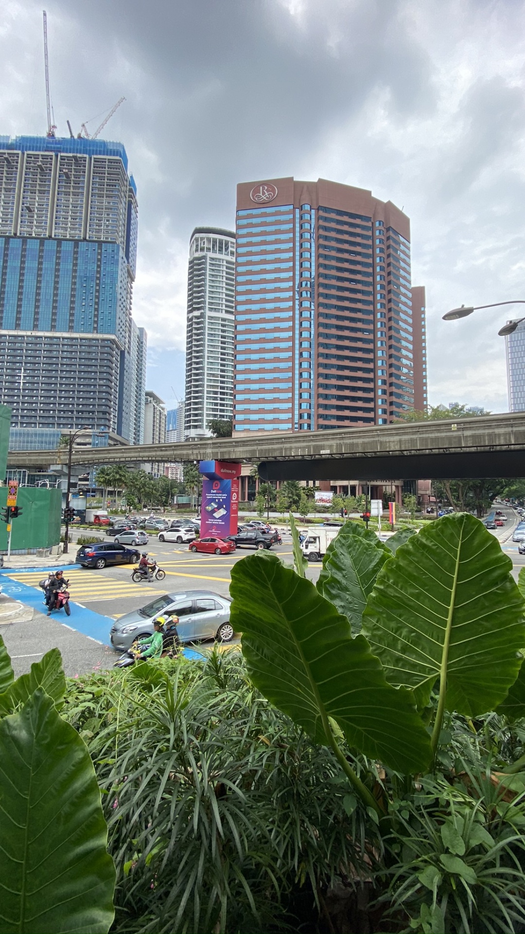 Обои башня, лист, городской пейзаж, коммерческое здание, здание в разрешении 1080x1920