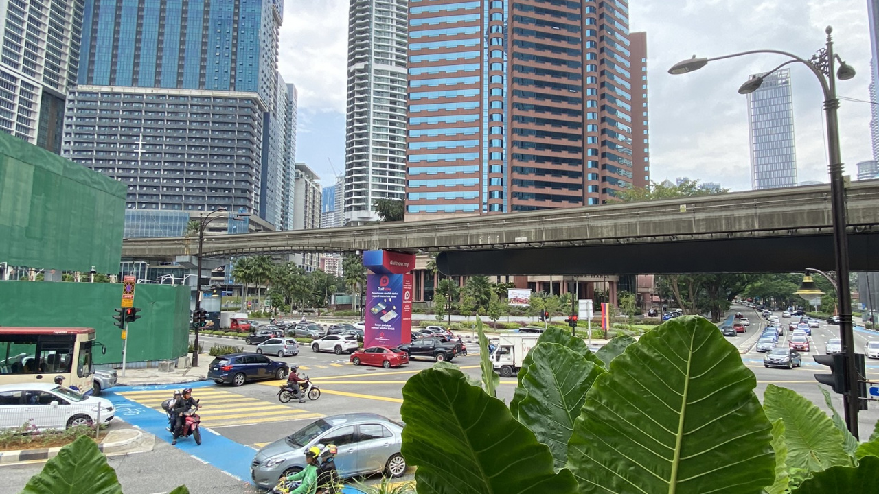 Обои башня, лист, городской пейзаж, коммерческое здание, здание в разрешении 1280x720