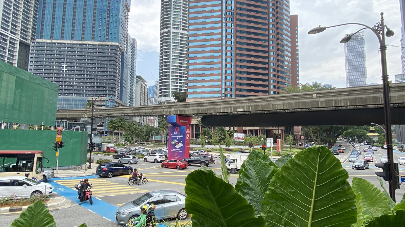 Обои башня, лист, городской пейзаж, коммерческое здание, здание в разрешении 1366x768