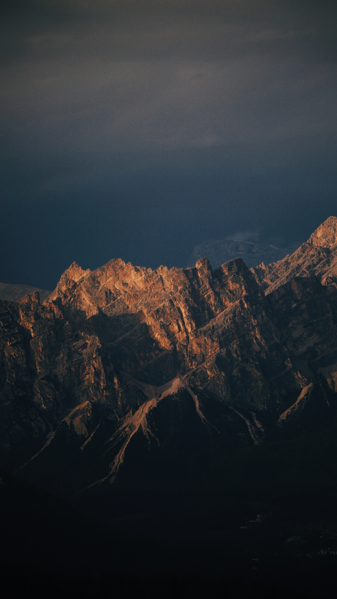 Обои атмосфера, гора, облако, послесвечение, склон в разрешении 1080x1920