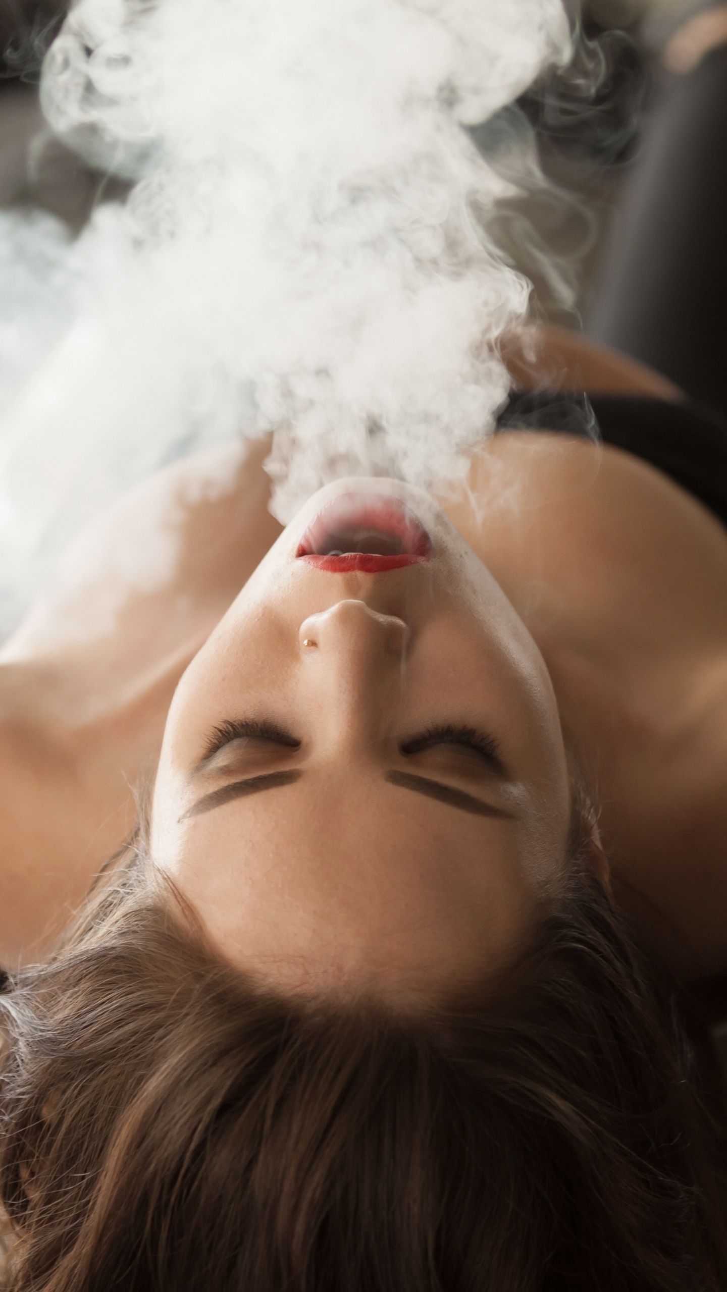 Обои курение, сигарета, девушка курить, девушка, Курение табака в разрешении 1440x2560