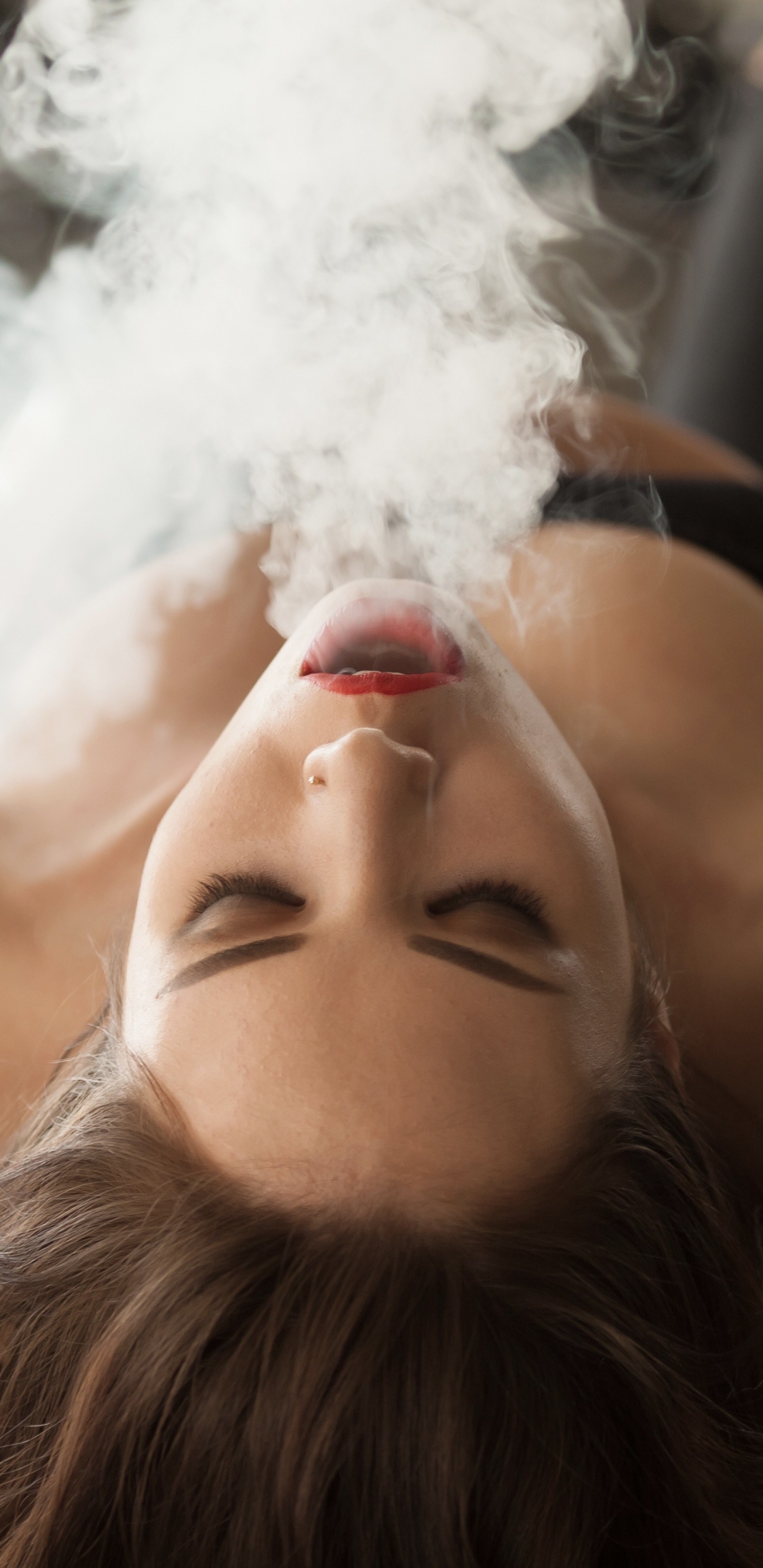 Обои курение, сигарета, девушка курить, девушка, Курение табака в разрешении 1440x2960