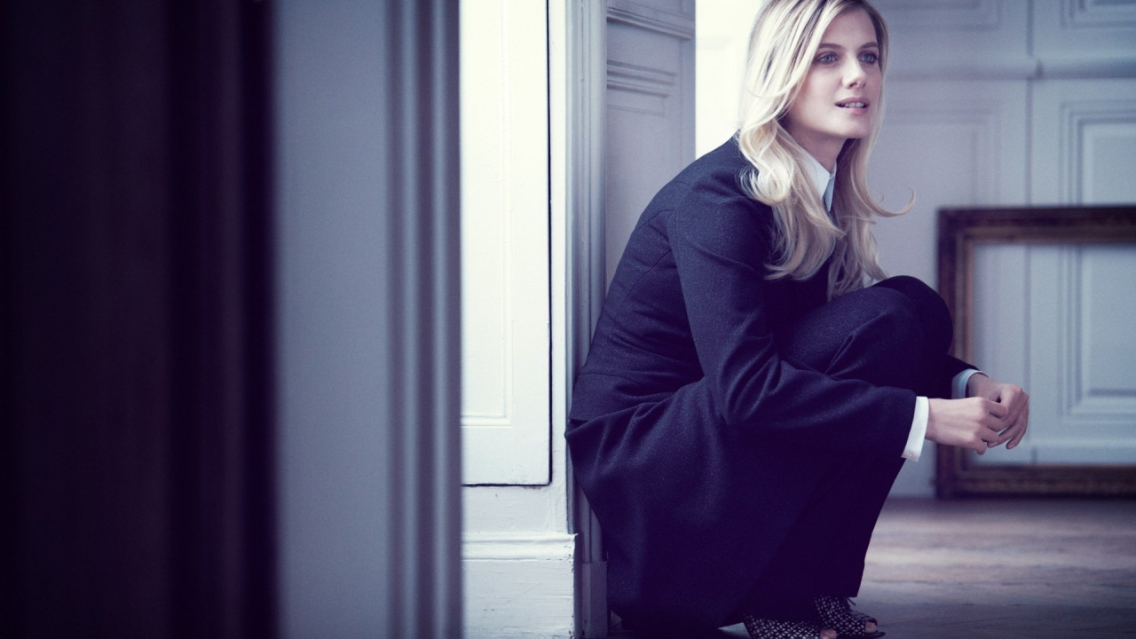 Обои стояние, красота, пурпур, девушка, стоя в разрешении 1280x720