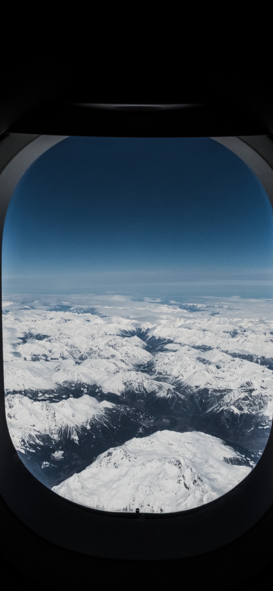 Обои окно, самолет, полет, иллюминатор, синий в разрешении 1125x2436