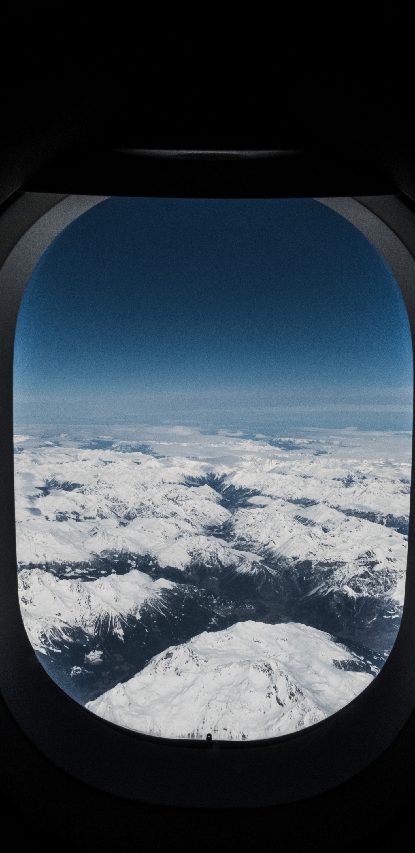 Обои окно, самолет, полет, иллюминатор, синий в разрешении 1440x2960