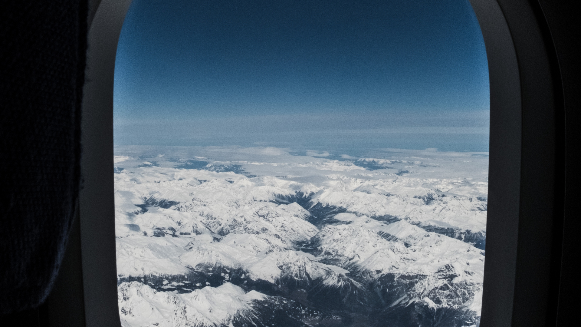 Обои окно, самолет, полет, иллюминатор, синий в разрешении 1920x1080