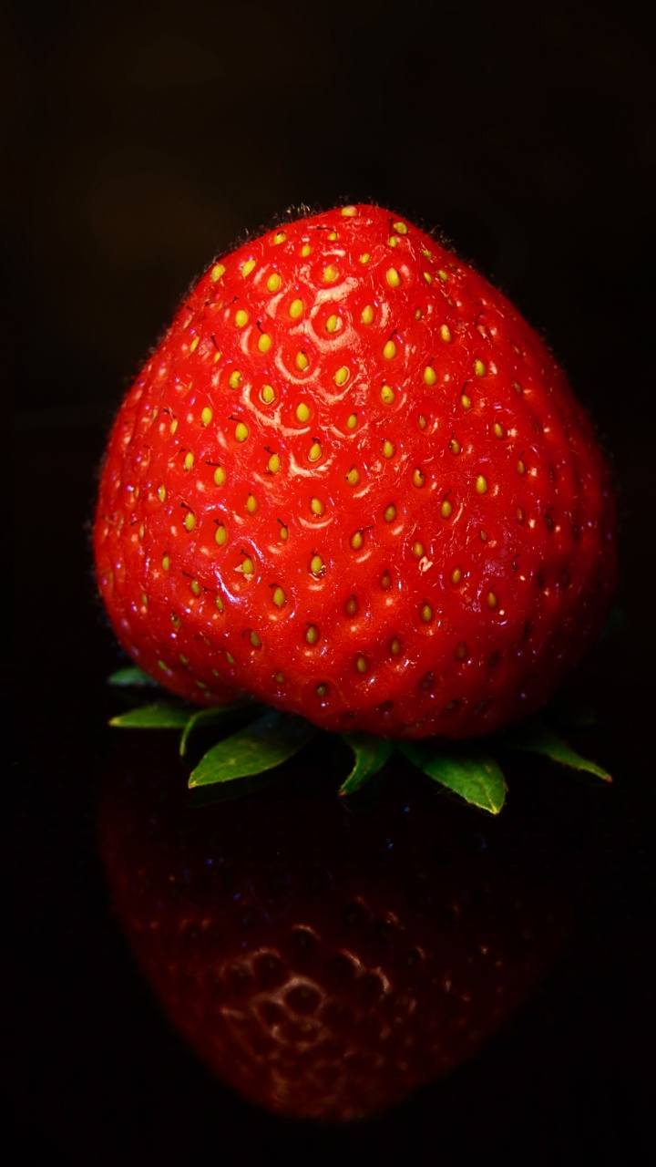 Обои клубника, фрукты, ягоды, красный цвет, растение в разрешении 720x1280