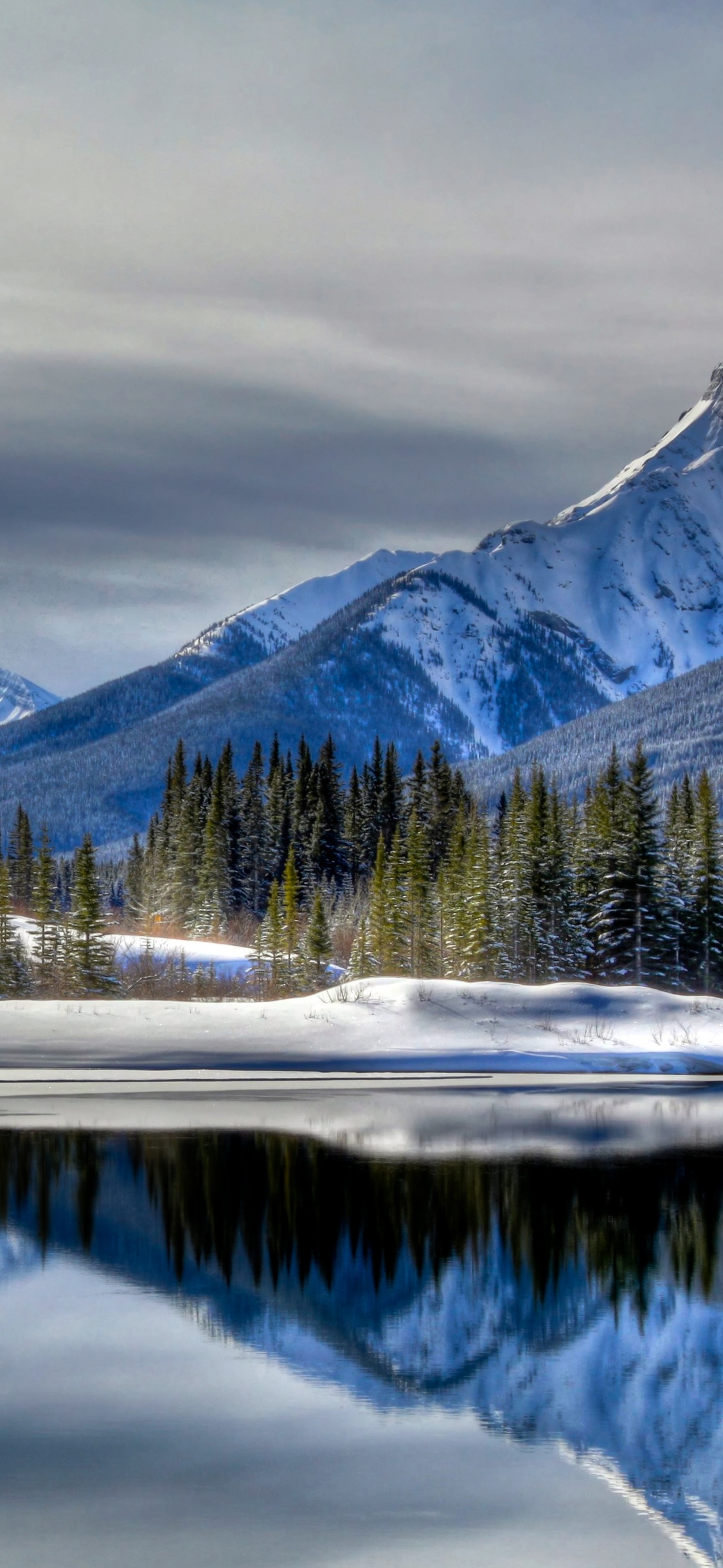 Обои природа, снег, гора, отражение, зима в разрешении 1125x2436