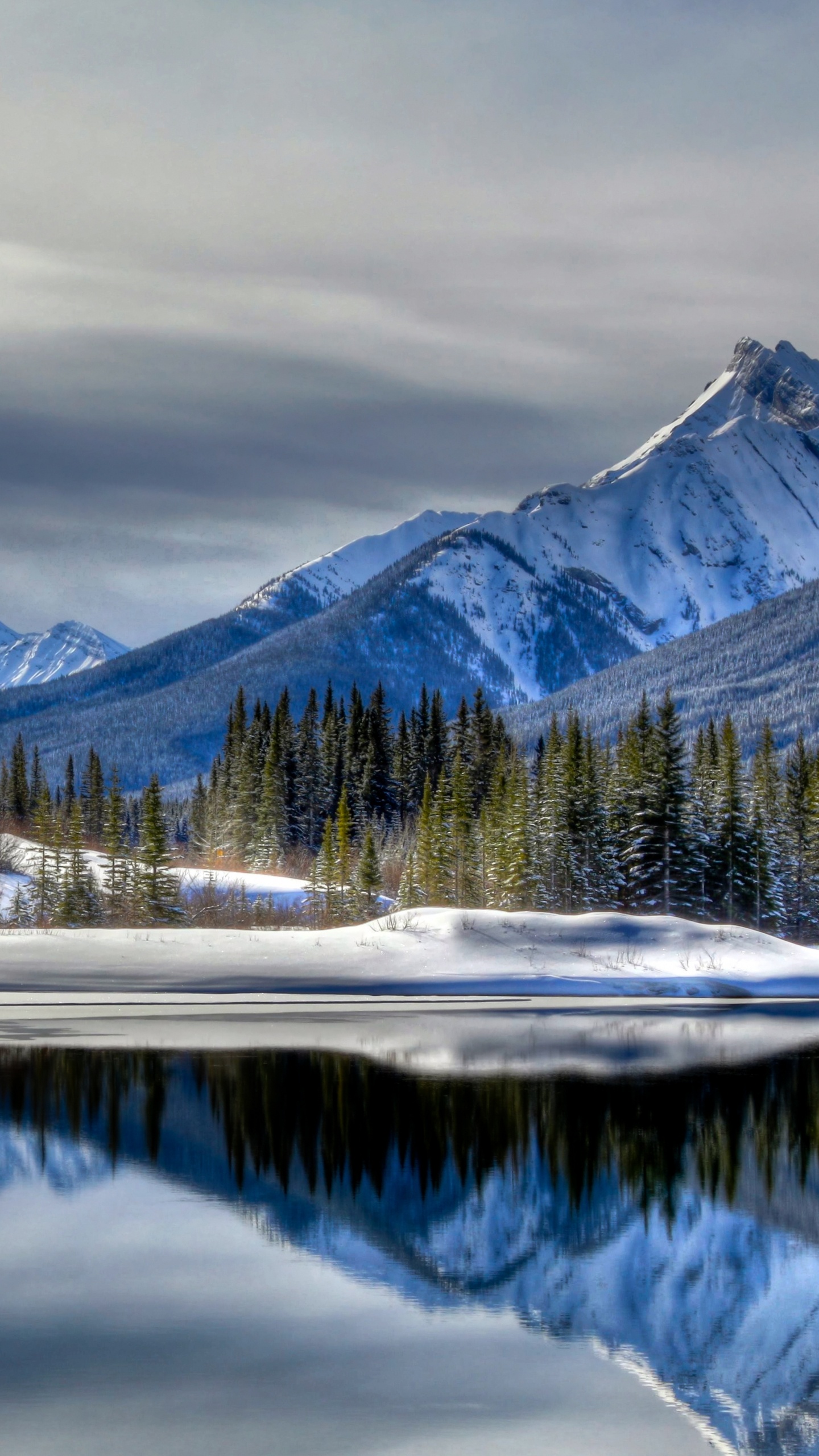 Обои природа, снег, гора, отражение, зима в разрешении 1440x2560