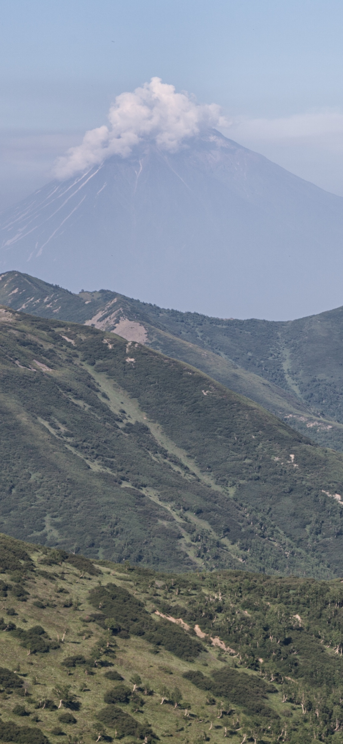 Обои хребет, вулканы камчатки, Камчатский полуостров, вулкан, пейзажи гор в разрешении 1125x2436