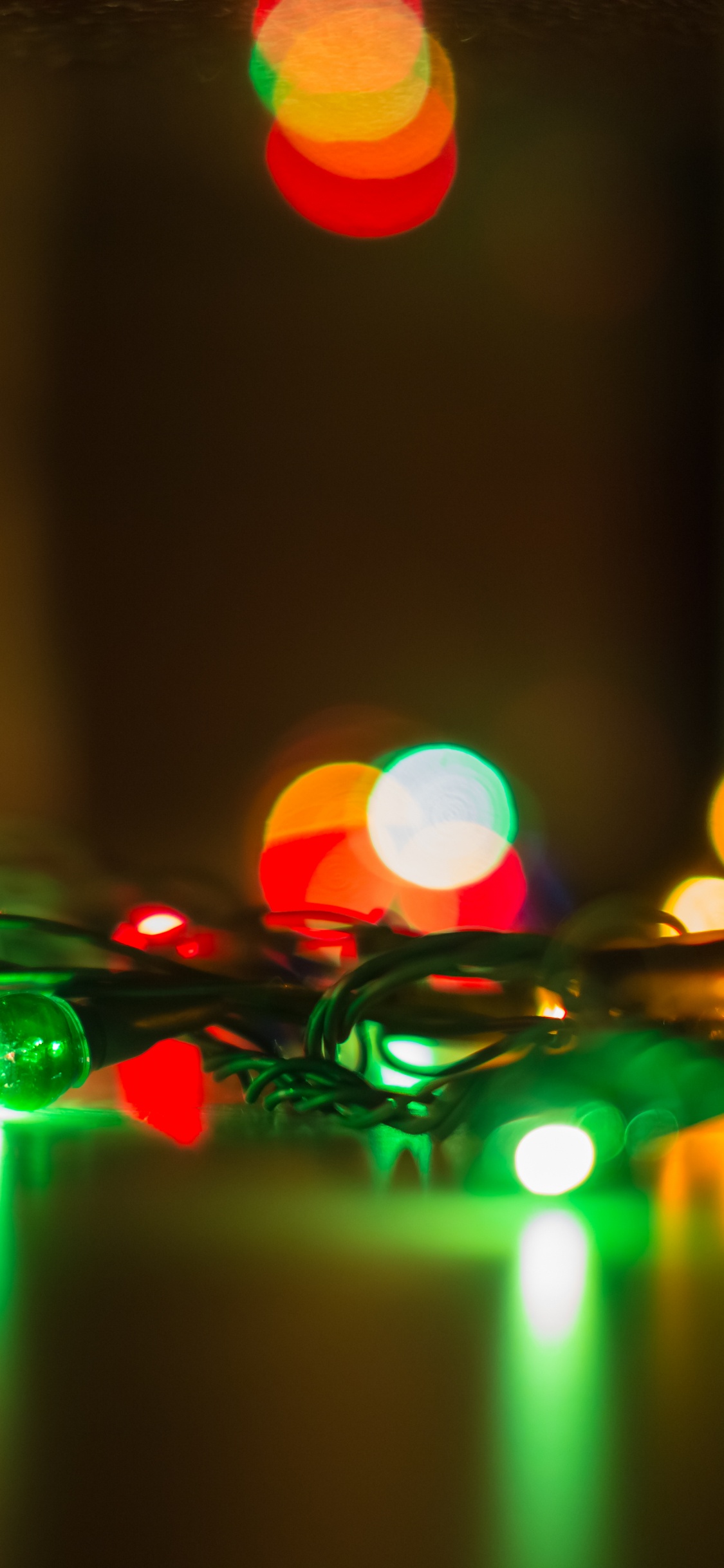 Обои Рождественские огни, гирлянда, Рождественский день, свет, освещение в разрешении 1125x2436