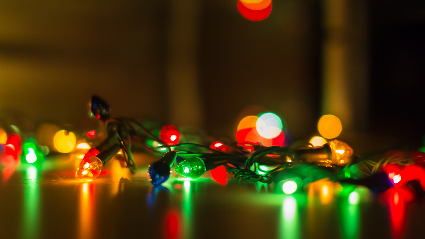 Обои Рождественские огни, гирлянда, Рождественский день, свет, освещение в разрешении 1366x768