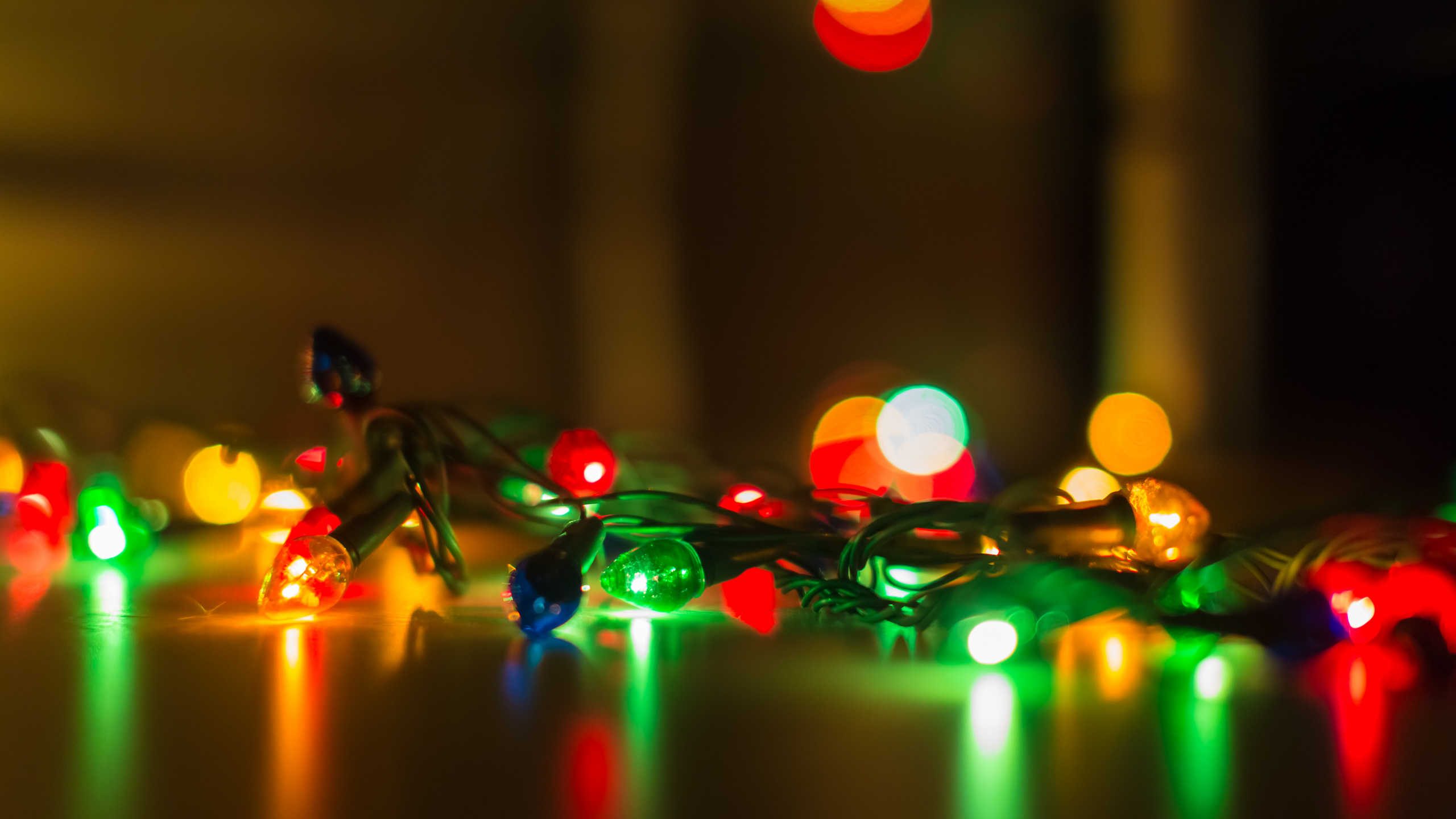 Обои Рождественские огни, гирлянда, Рождественский день, свет, освещение в разрешении 2560x1440