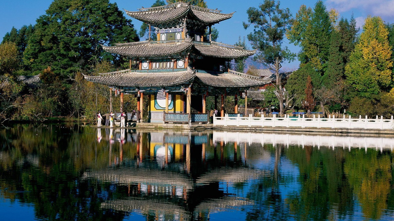 Обои китайская архитектура, вода, отражение, дерево, озеро Китайский дворец в разрешении 1366x768