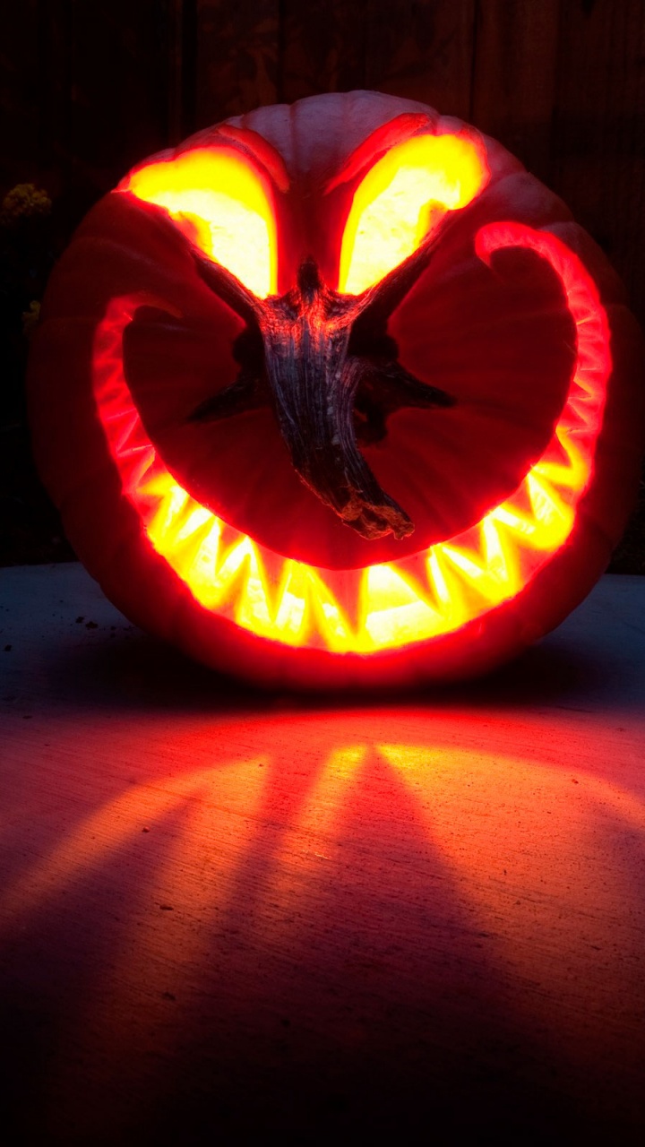 Обои Хэллоуин, тыква, резьба, свет, калебас в разрешении 720x1280