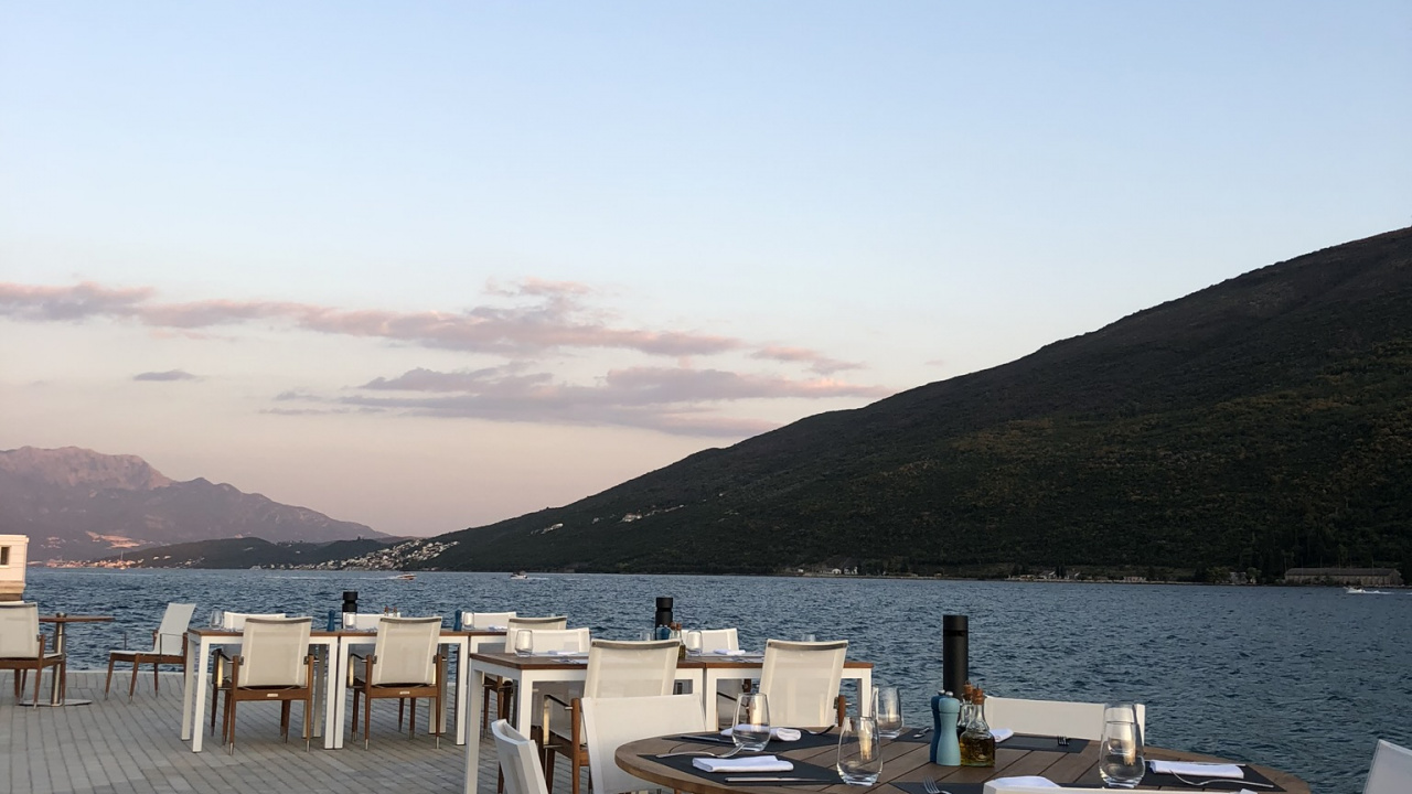 Обои недвижимость, вода, мебель, таблица, плоть в разрешении 1280x720