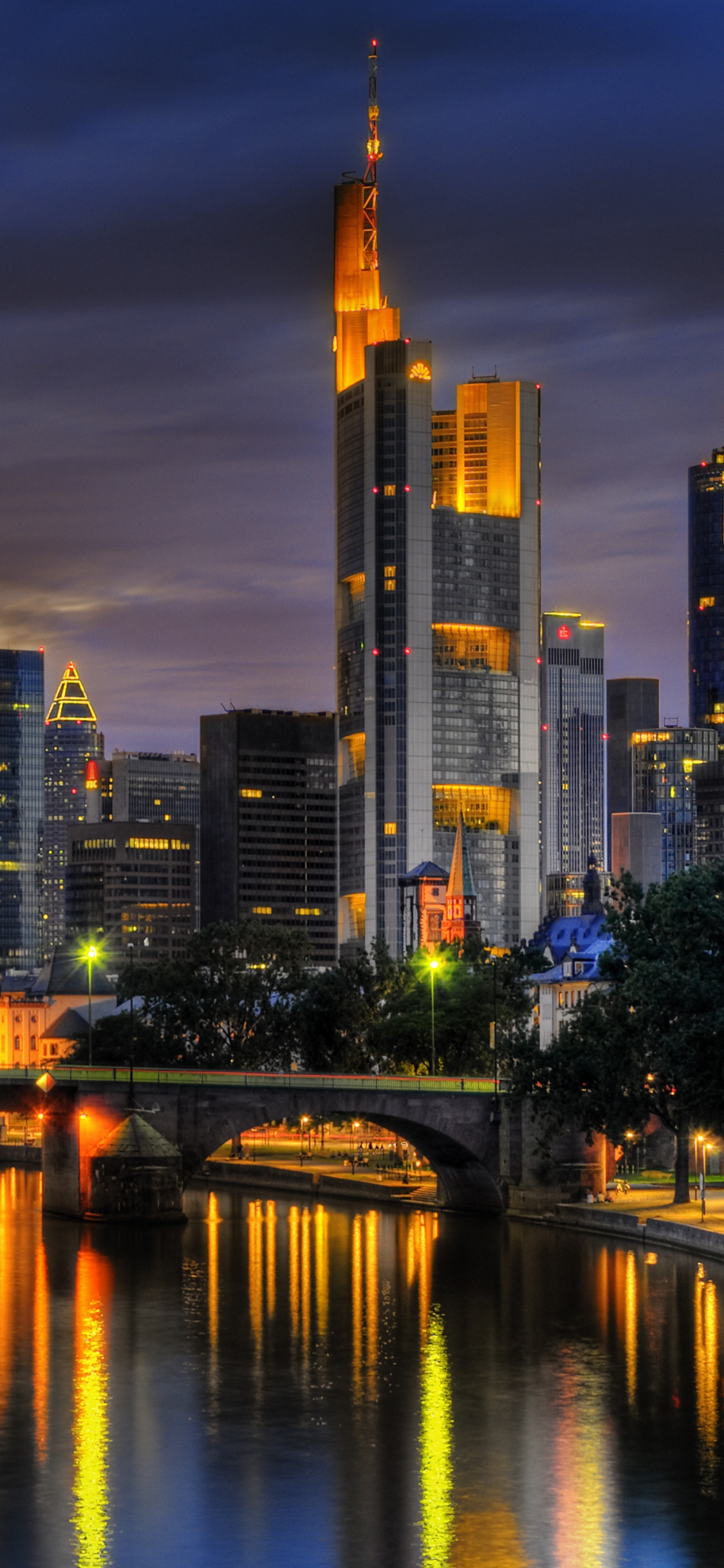 Обои Франкфурт, городской пейзаж, город, линия горизонта, отражение в разрешении 1125x2436