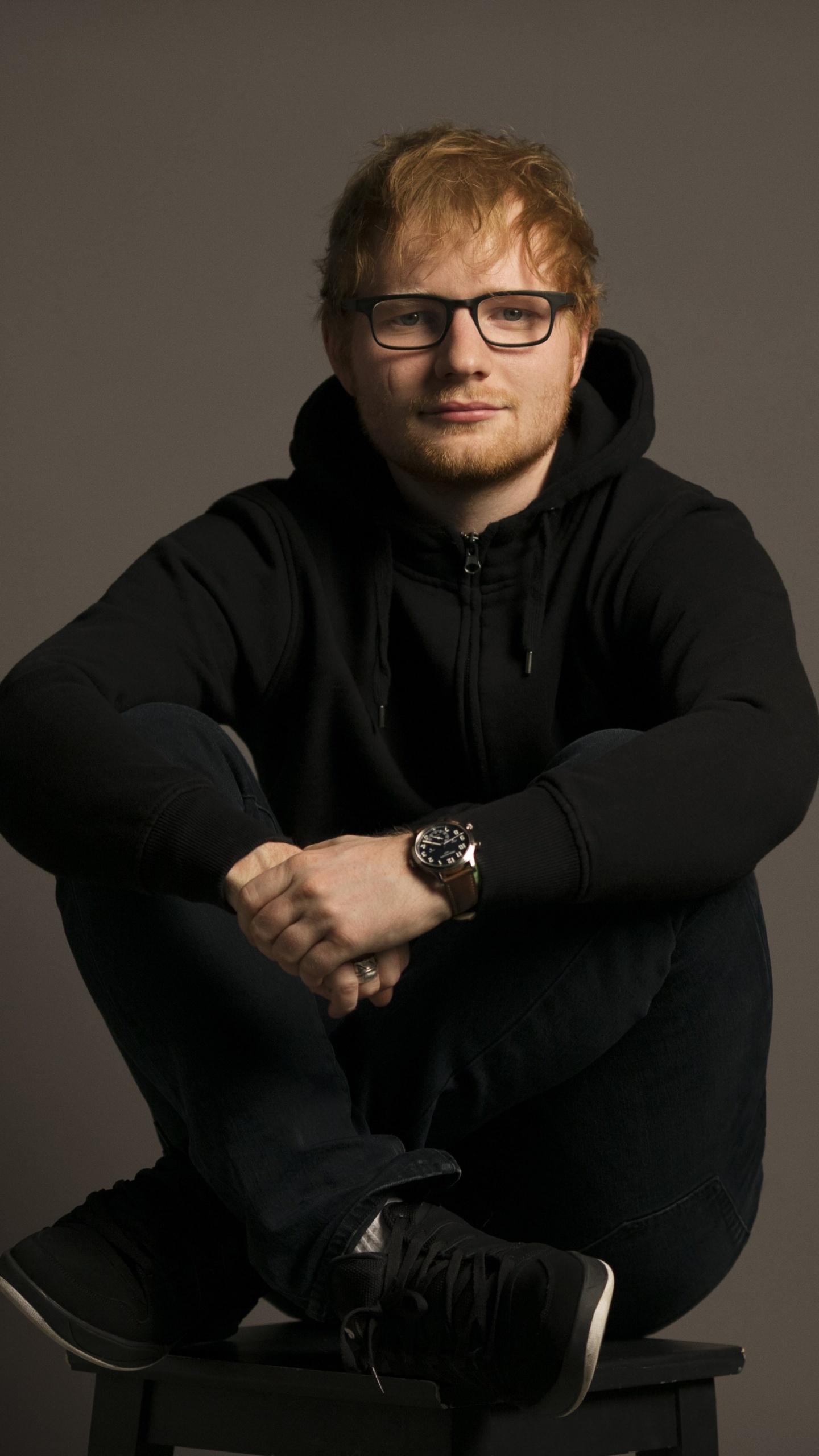 Обои Эд Ширан, стояние, сидящий, рука, портрет в разрешении 1440x2560