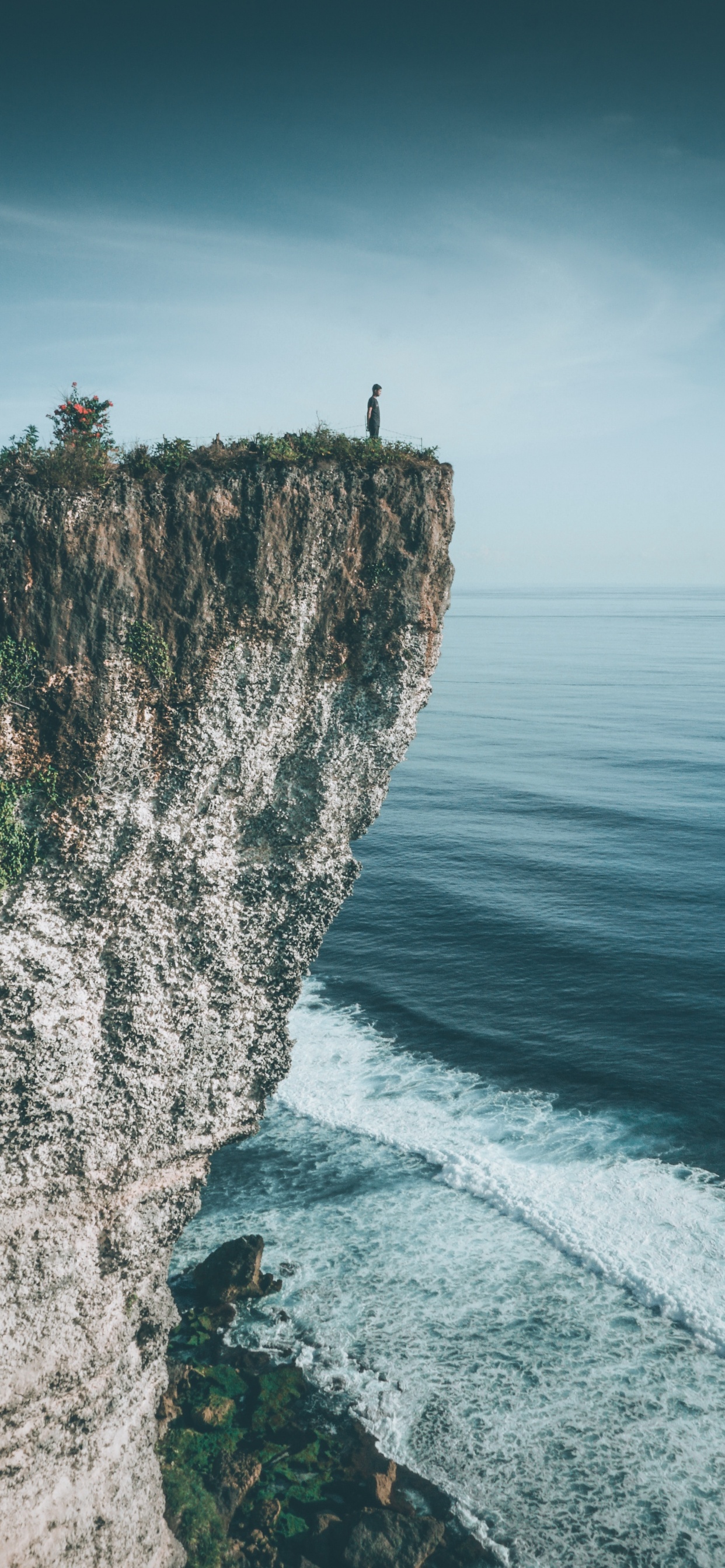 Обои Каранг Бома Скалы, мыс, человек, обрыв, местность в разрешении 1242x2688