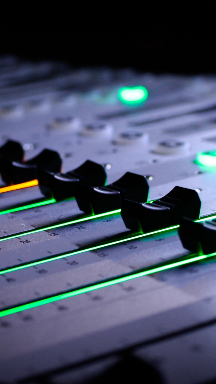 Обои студия звукозаписи, аудио смешивания, музыкальная индустрия, звукорежиссер, электроника в разрешении 720x1280