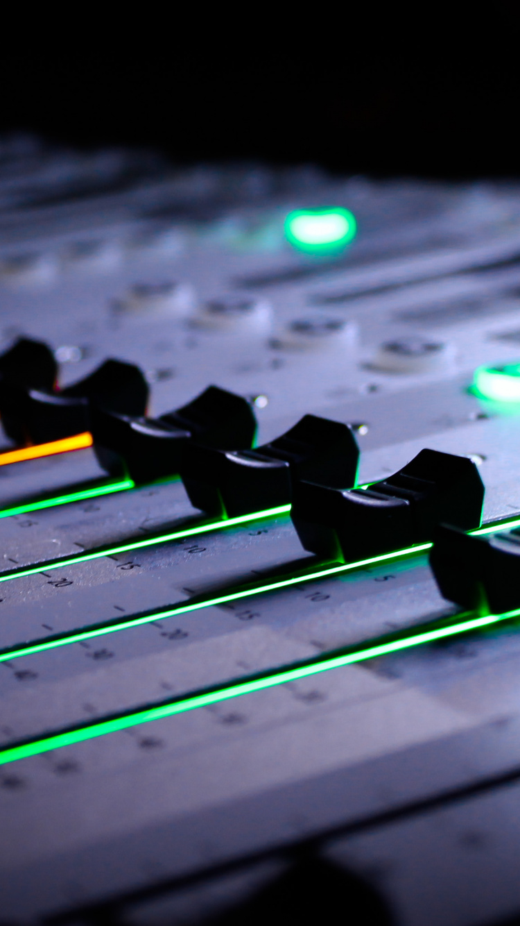 Обои студия звукозаписи, аудио смешивания, музыкальная индустрия, звукорежиссер, электроника в разрешении 750x1334