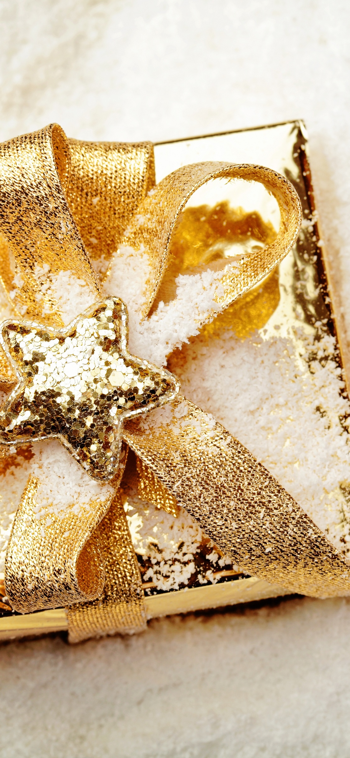 Обои Рождественский день, подарок, желтый, подарочная упаковка, настоящее время в разрешении 1125x2436