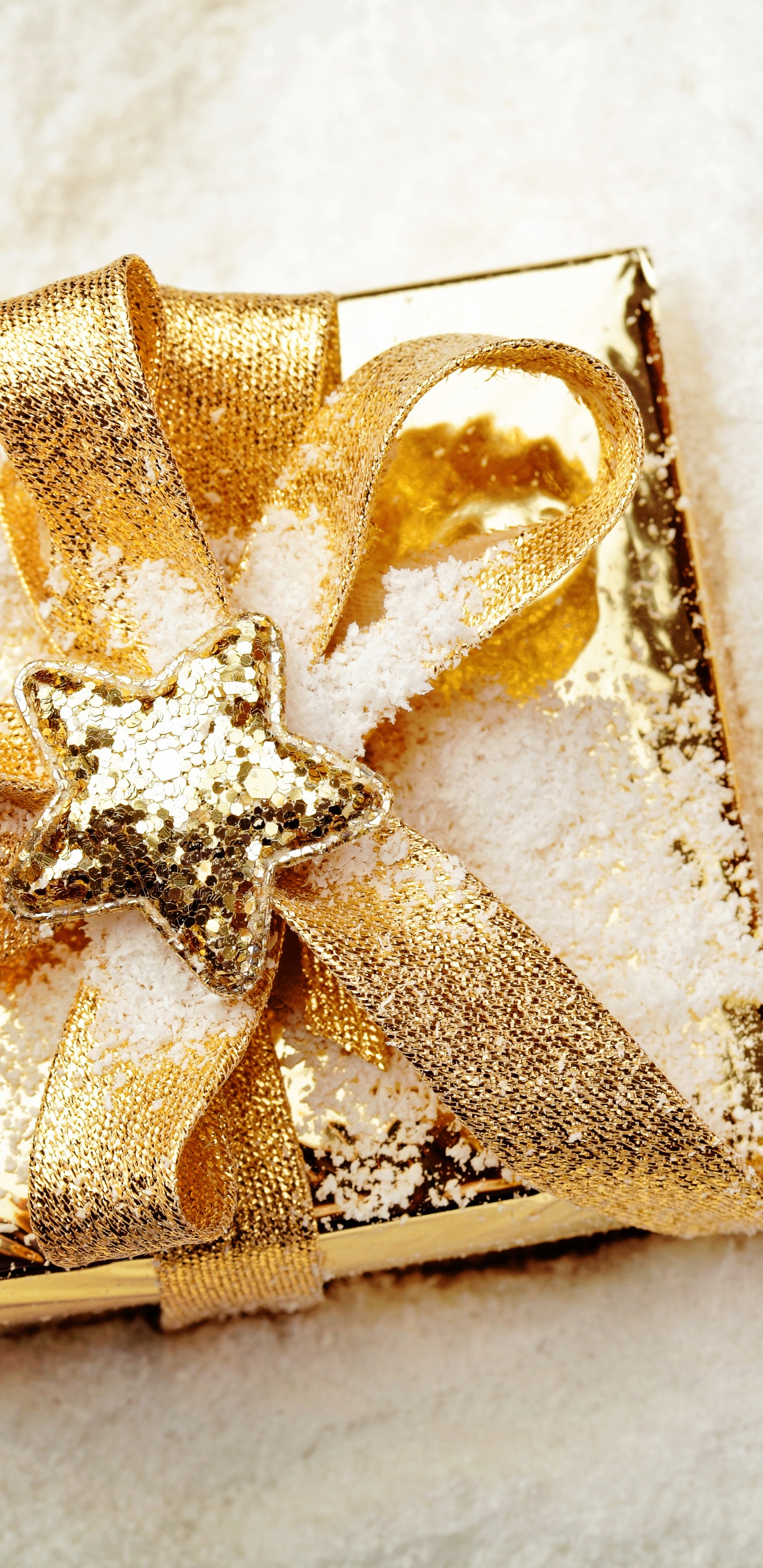 Обои Рождественский день, подарок, желтый, подарочная упаковка, настоящее время в разрешении 1440x2960