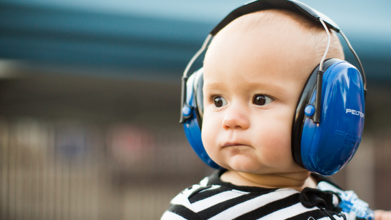 Обои наушники, ребенок, звуковое оборудование, слушание, ухо в разрешении 1280x720