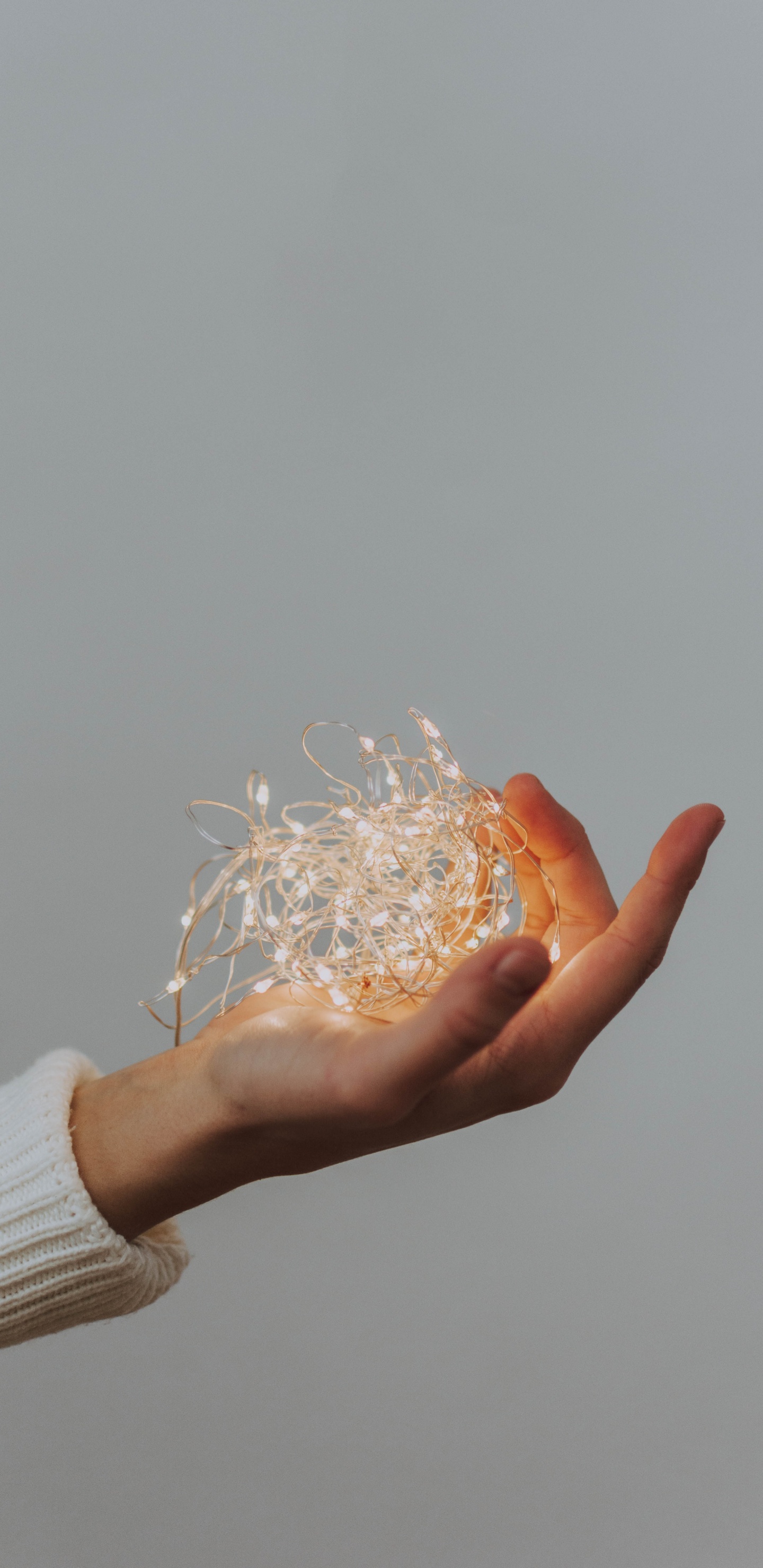 Обои палец, рука, большой палец, ноготь, локоть в разрешении 1440x2960