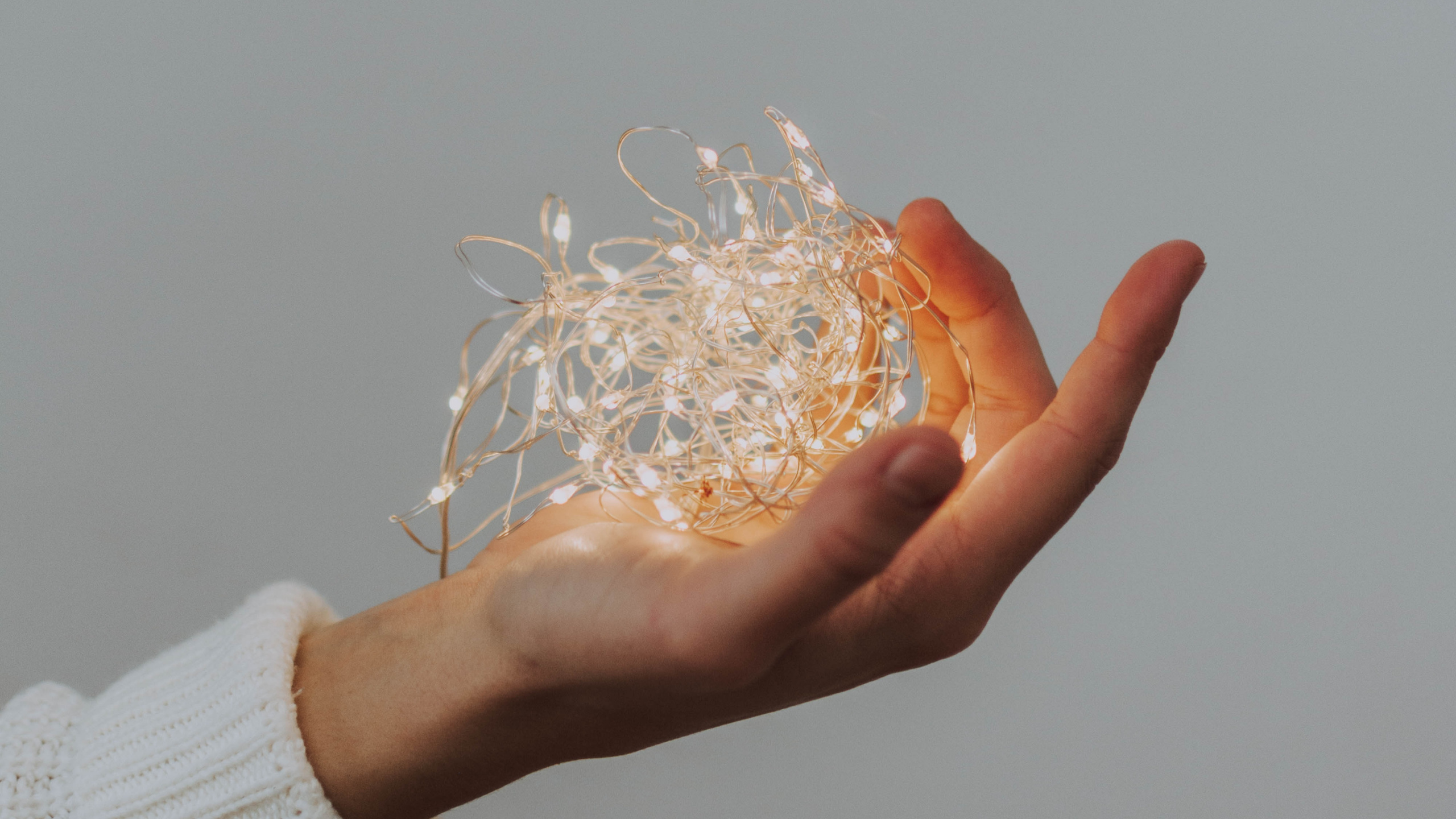 Обои палец, рука, большой палец, ноготь, локоть в разрешении 2560x1440