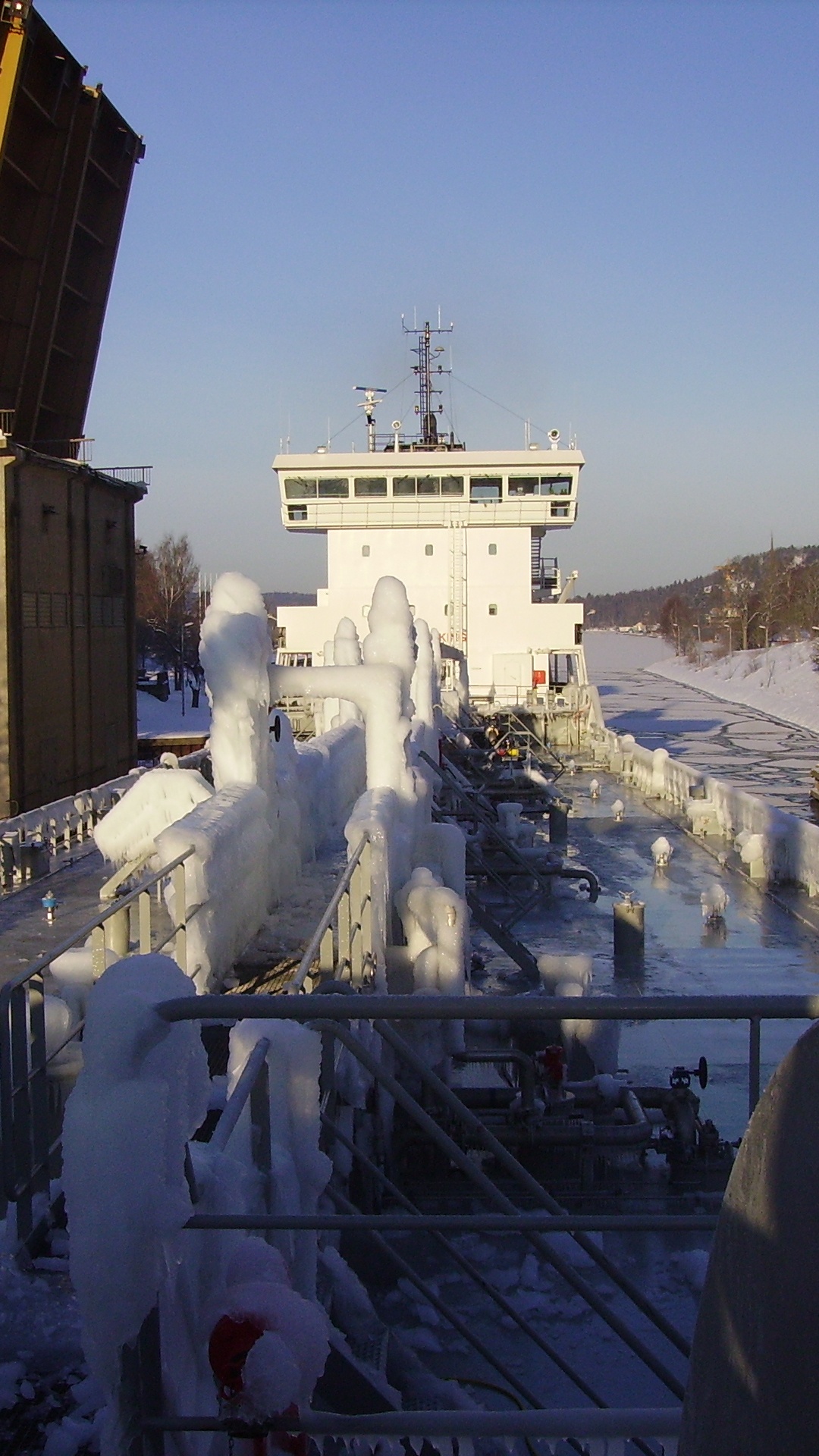 Обои снег, зима, замораживание, город, лед в разрешении 1080x1920