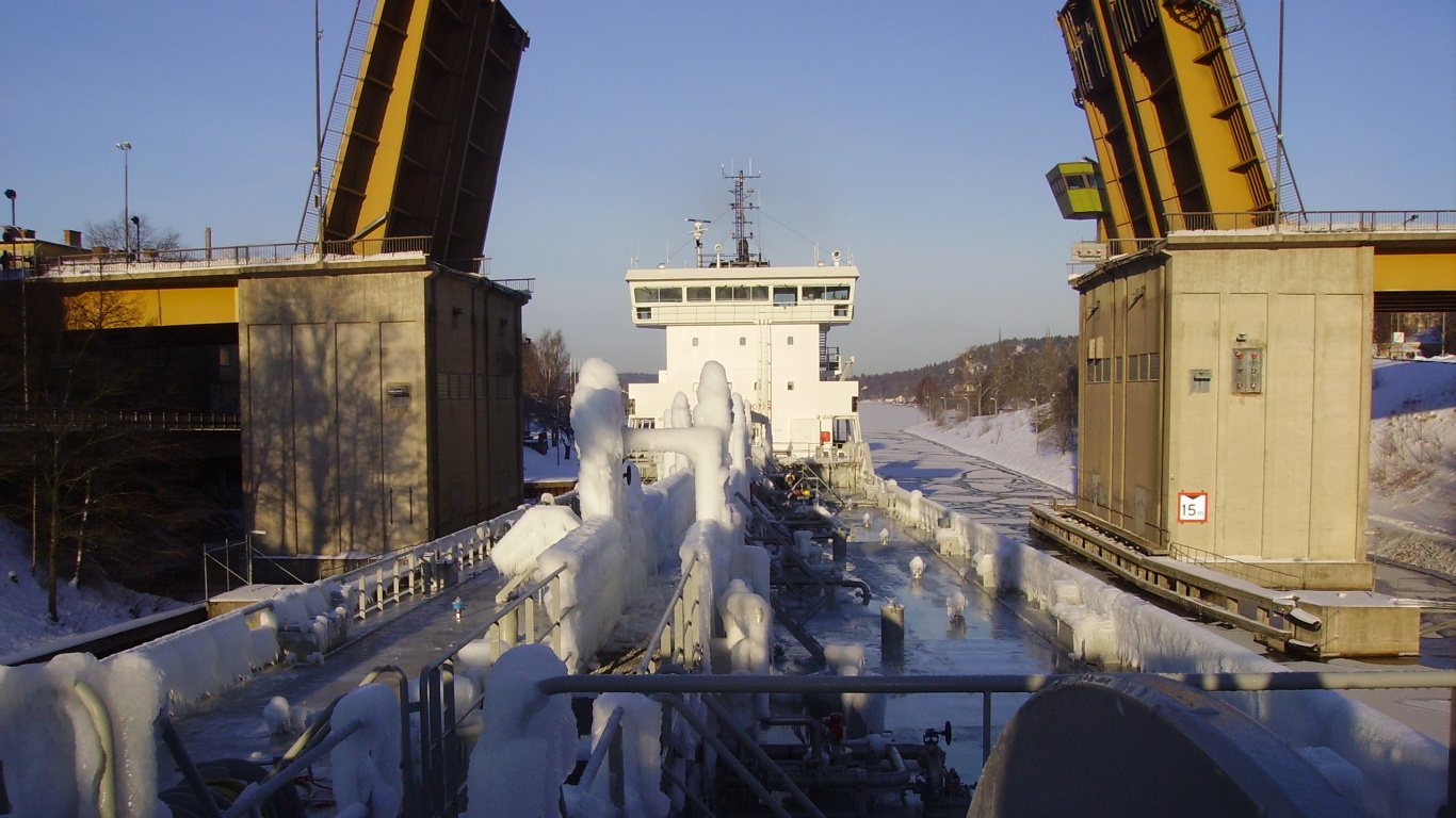 Обои снег, зима, замораживание, город, лед в разрешении 1366x768