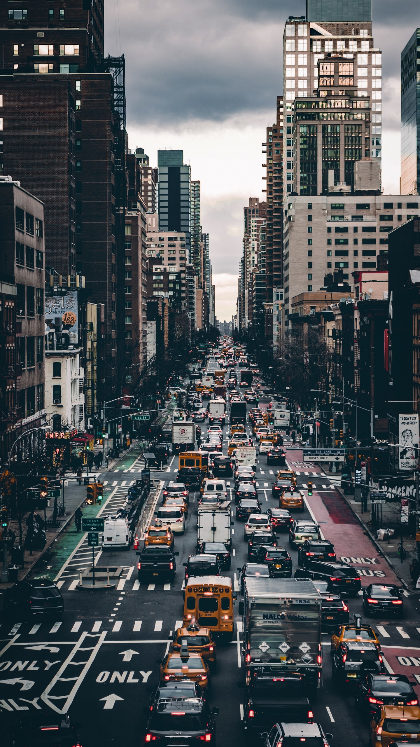 Обои доктор Джина Кадински, легковые автомобили, здание, небоскреб, дневное время в разрешении 1440x2560