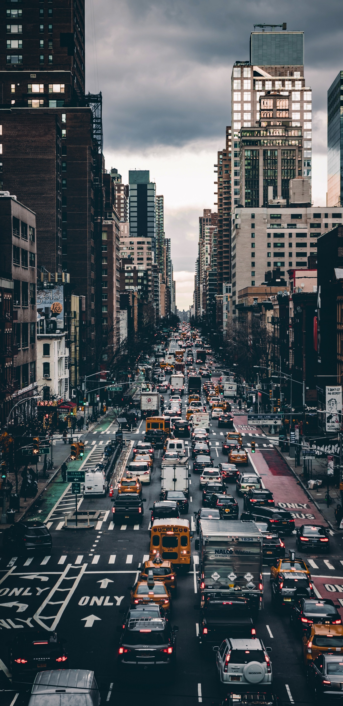 Обои доктор Джина Кадински, легковые автомобили, здание, небоскреб, дневное время в разрешении 1440x2960