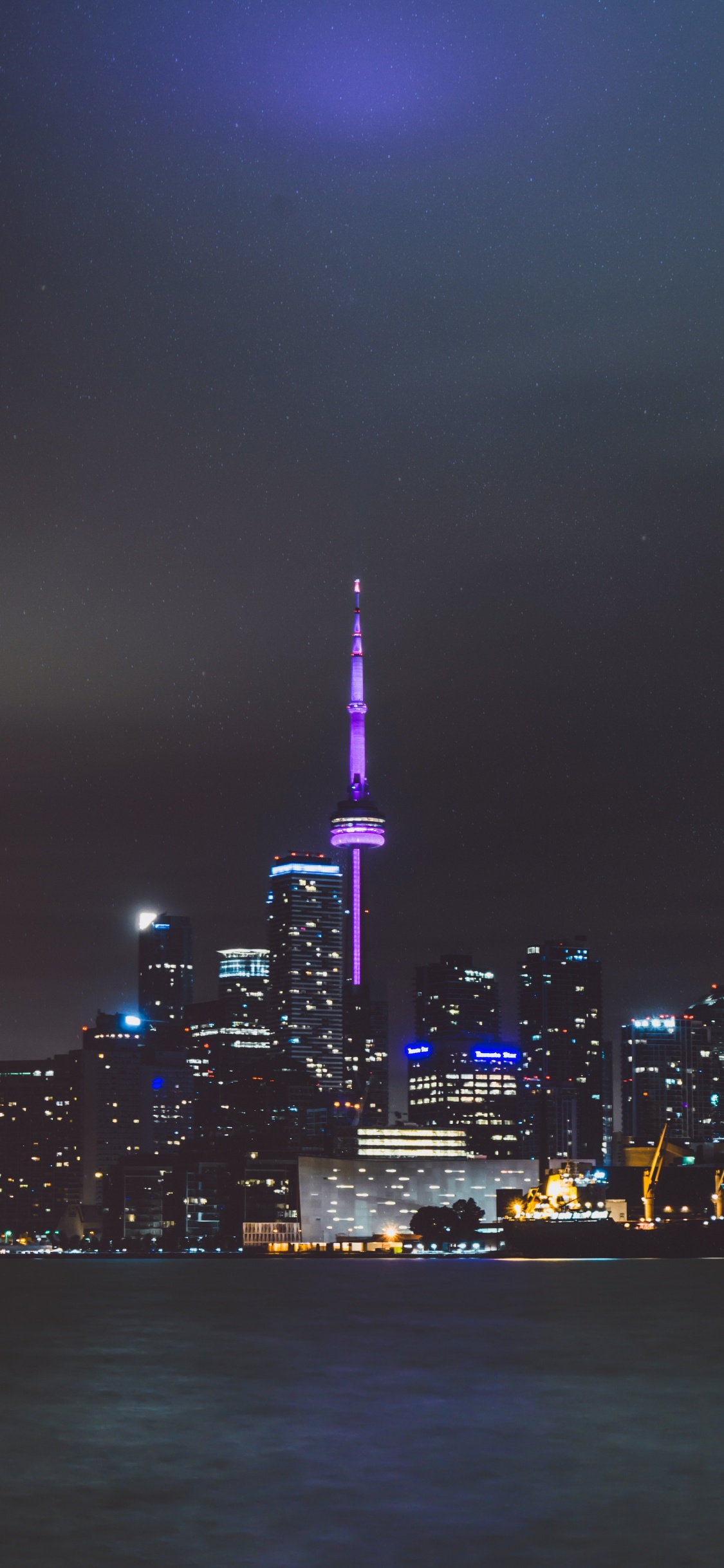 Обои городской пейзаж, город, линия горизонта, ночь, городской район в разрешении 1125x2436