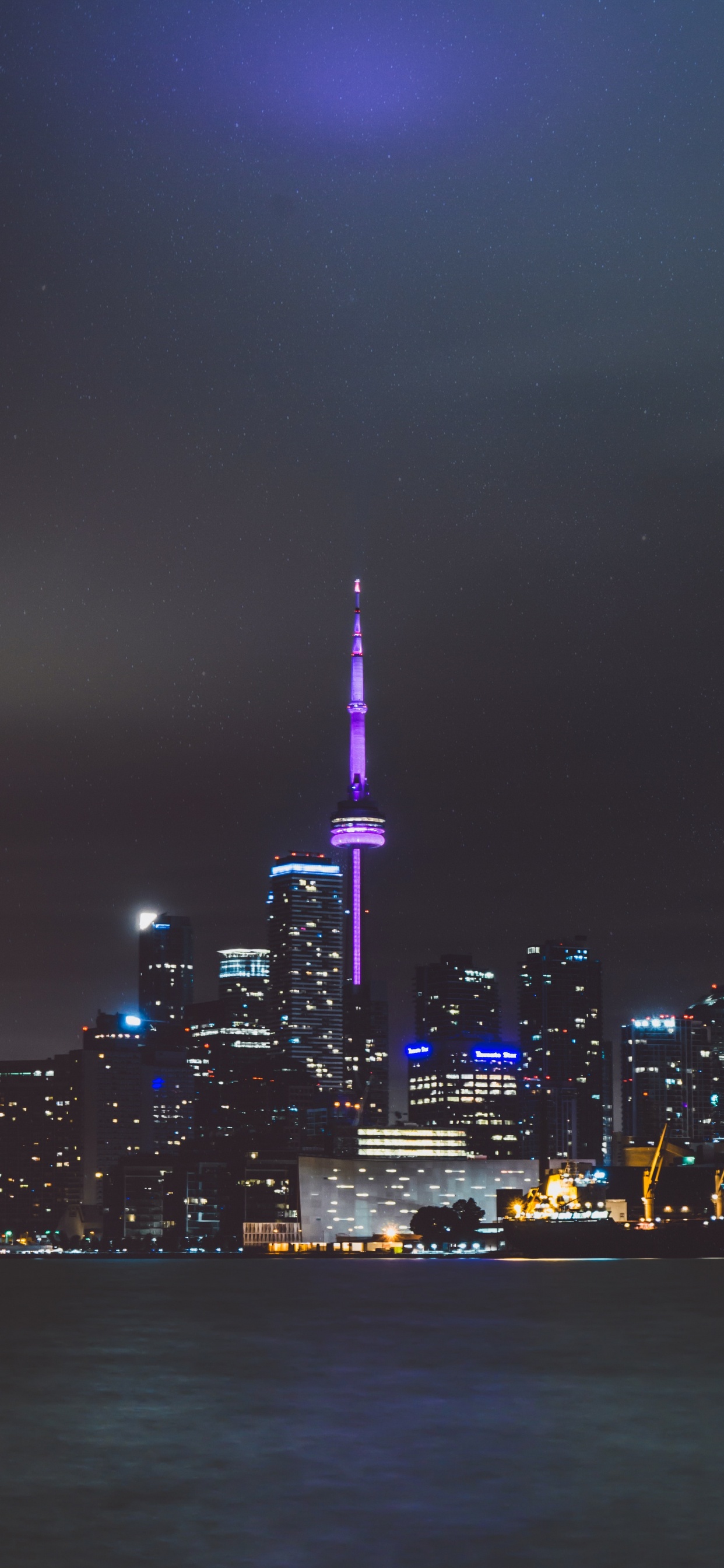 Обои городской пейзаж, город, линия горизонта, ночь, городской район в разрешении 1242x2688