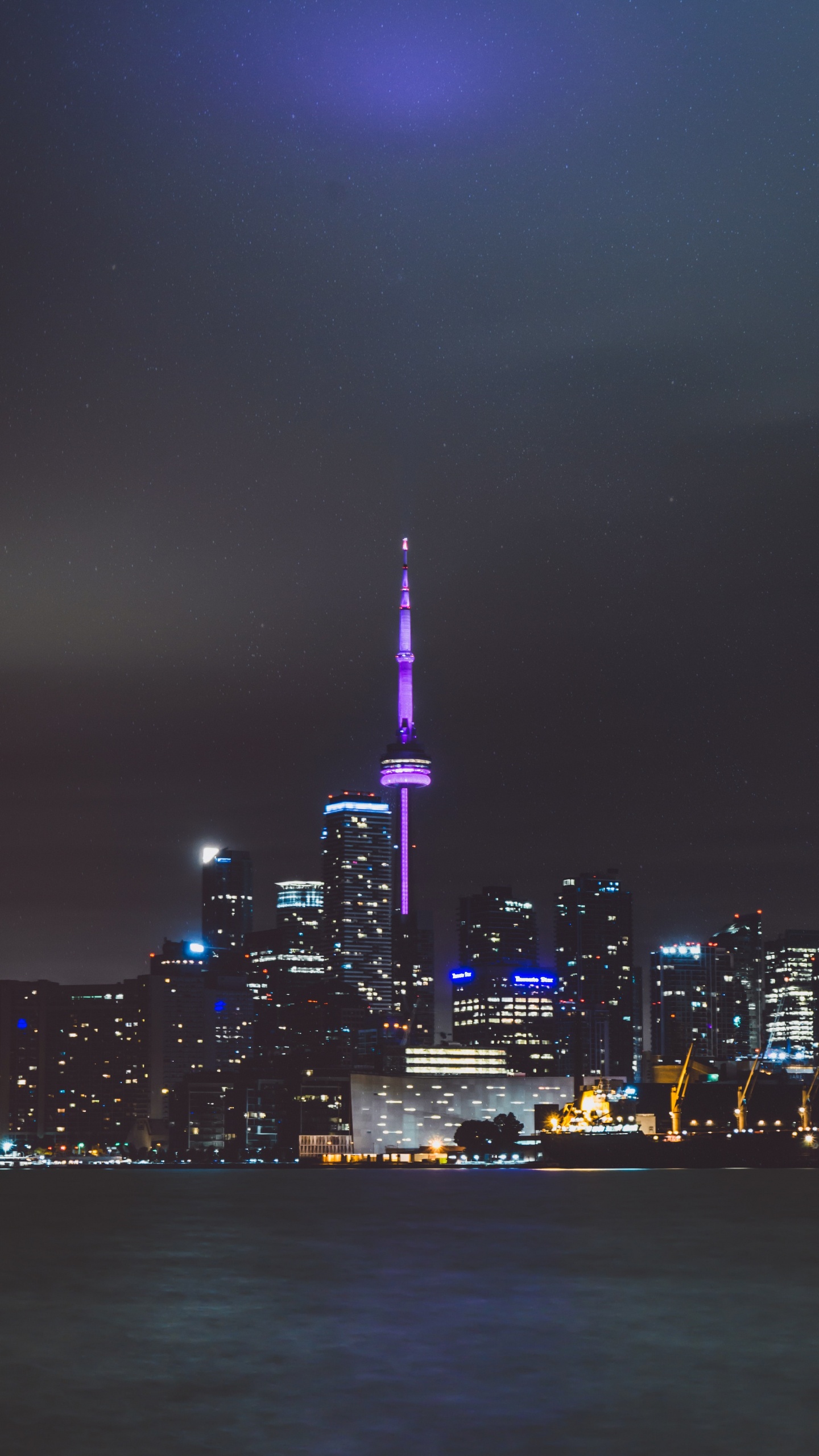 Обои городской пейзаж, город, линия горизонта, ночь, городской район в разрешении 1440x2560