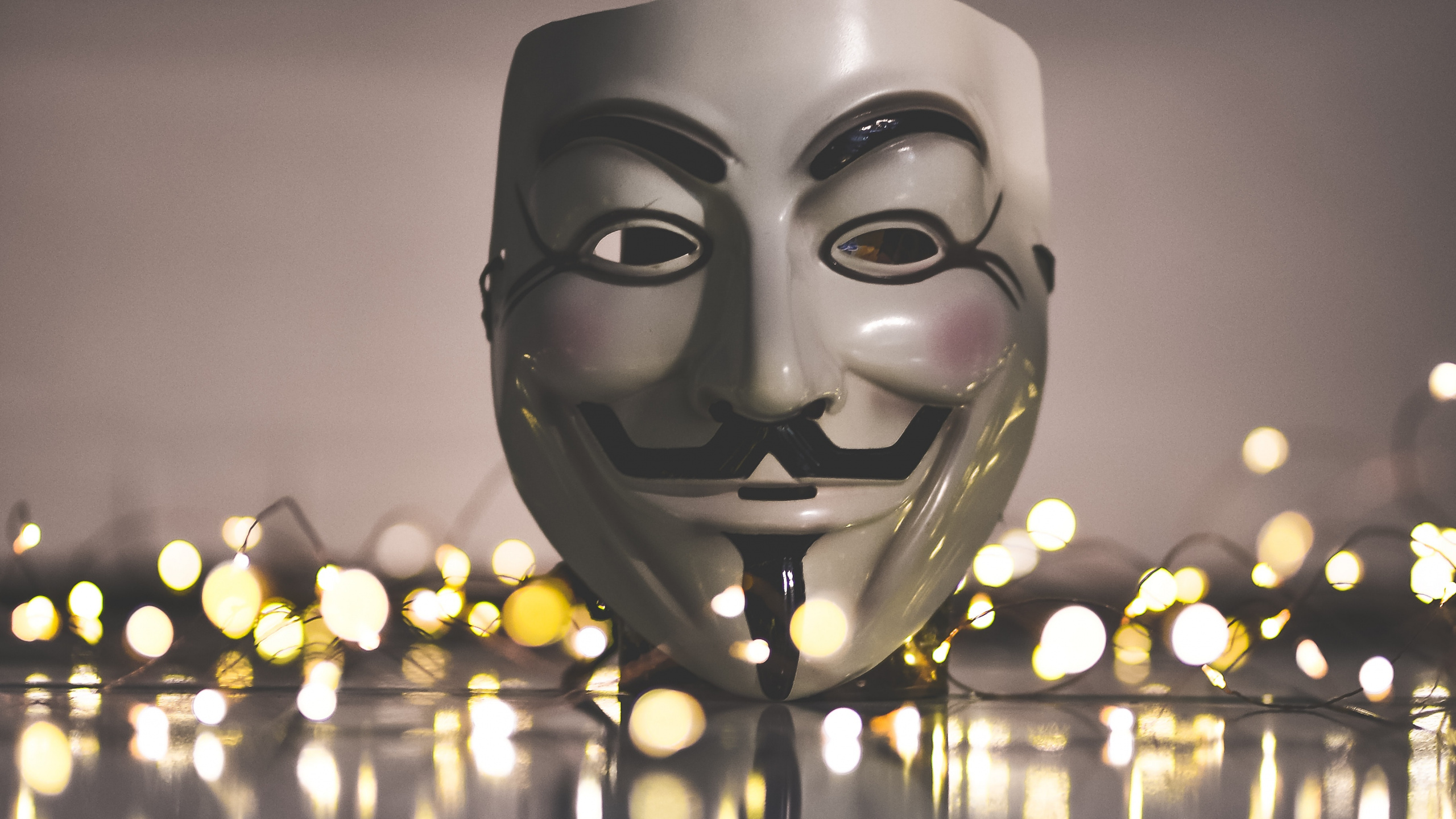 Обои котировка, лицо, голова, свет, освещение в разрешении 2560x1440