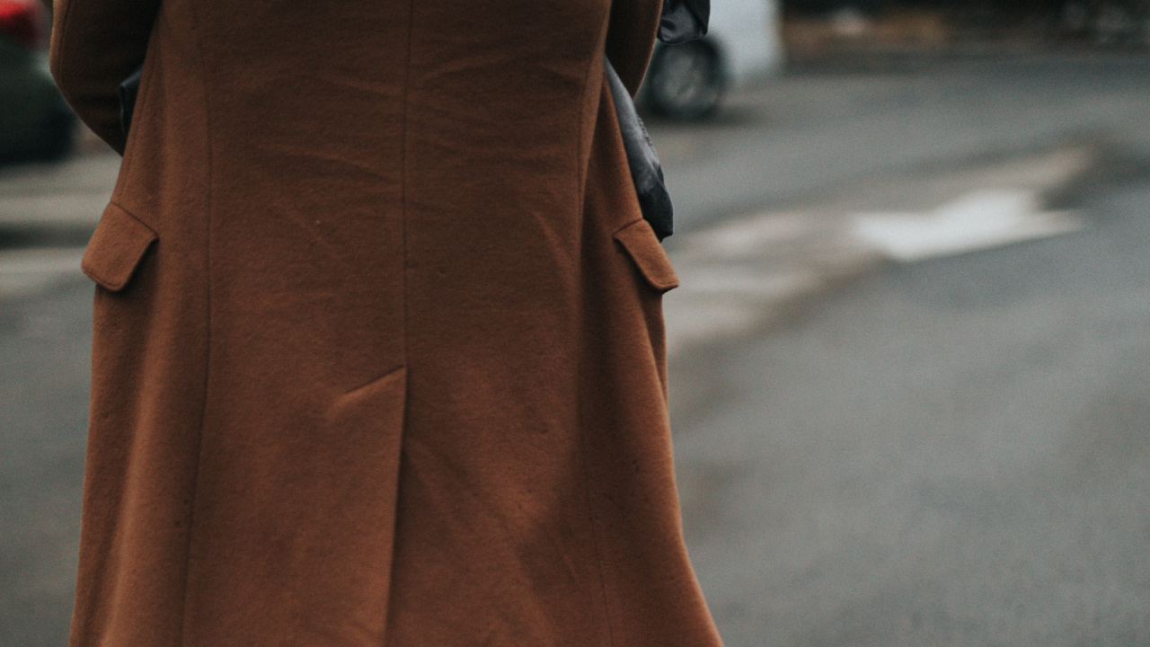 Обои одежда, обувь, уличная мода, человеческая нога, коричневый цвет в разрешении 1280x720