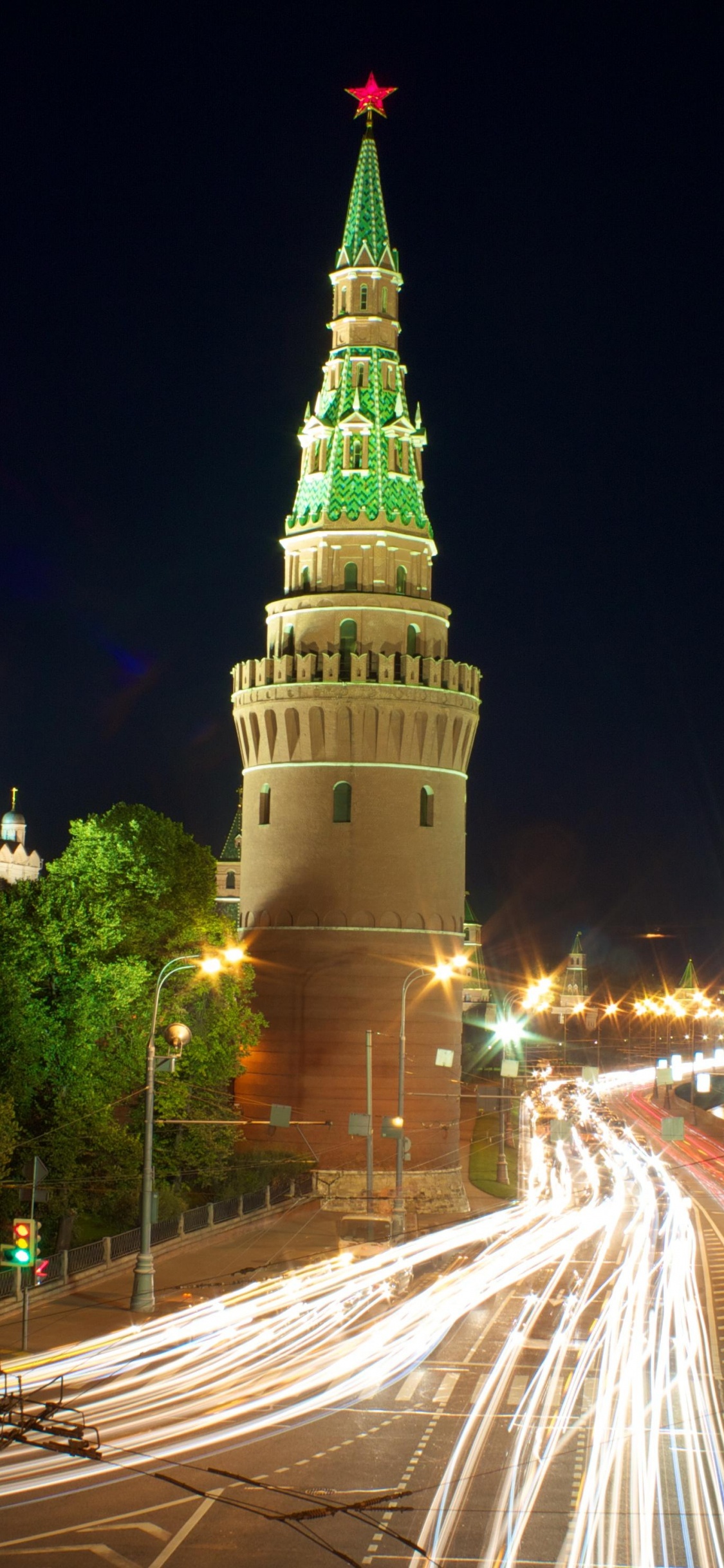 Обои ориентир, ночь, вышка, город, городской район в разрешении 1125x2436