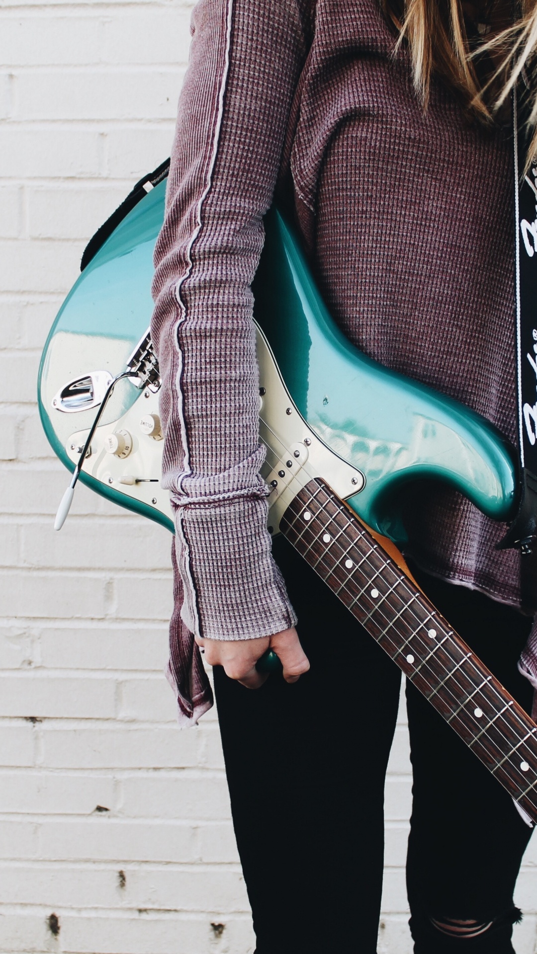 Обои гитара, электрогитара, струнный инструмент, одежда, зеленый в разрешении 1080x1920