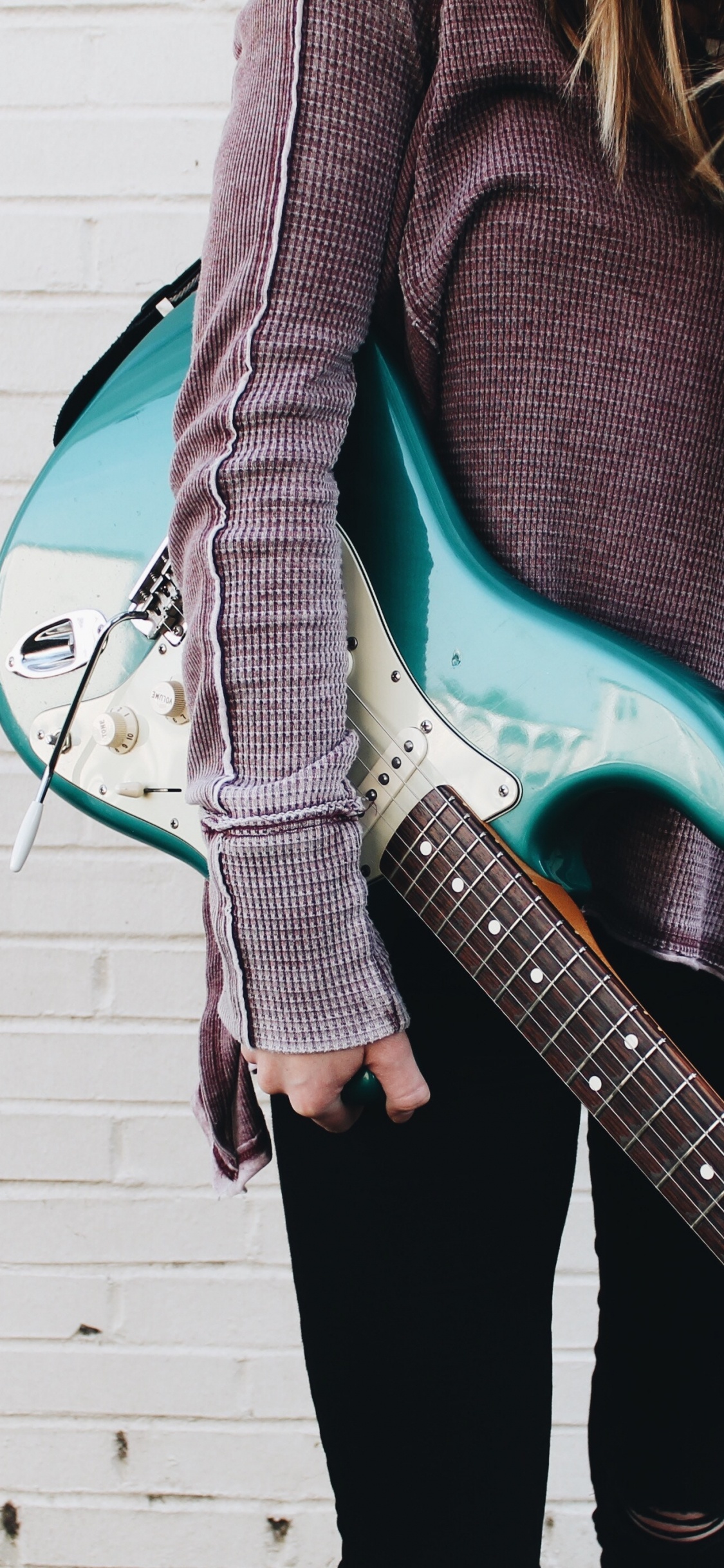 Обои гитара, электрогитара, струнный инструмент, одежда, зеленый в разрешении 1125x2436