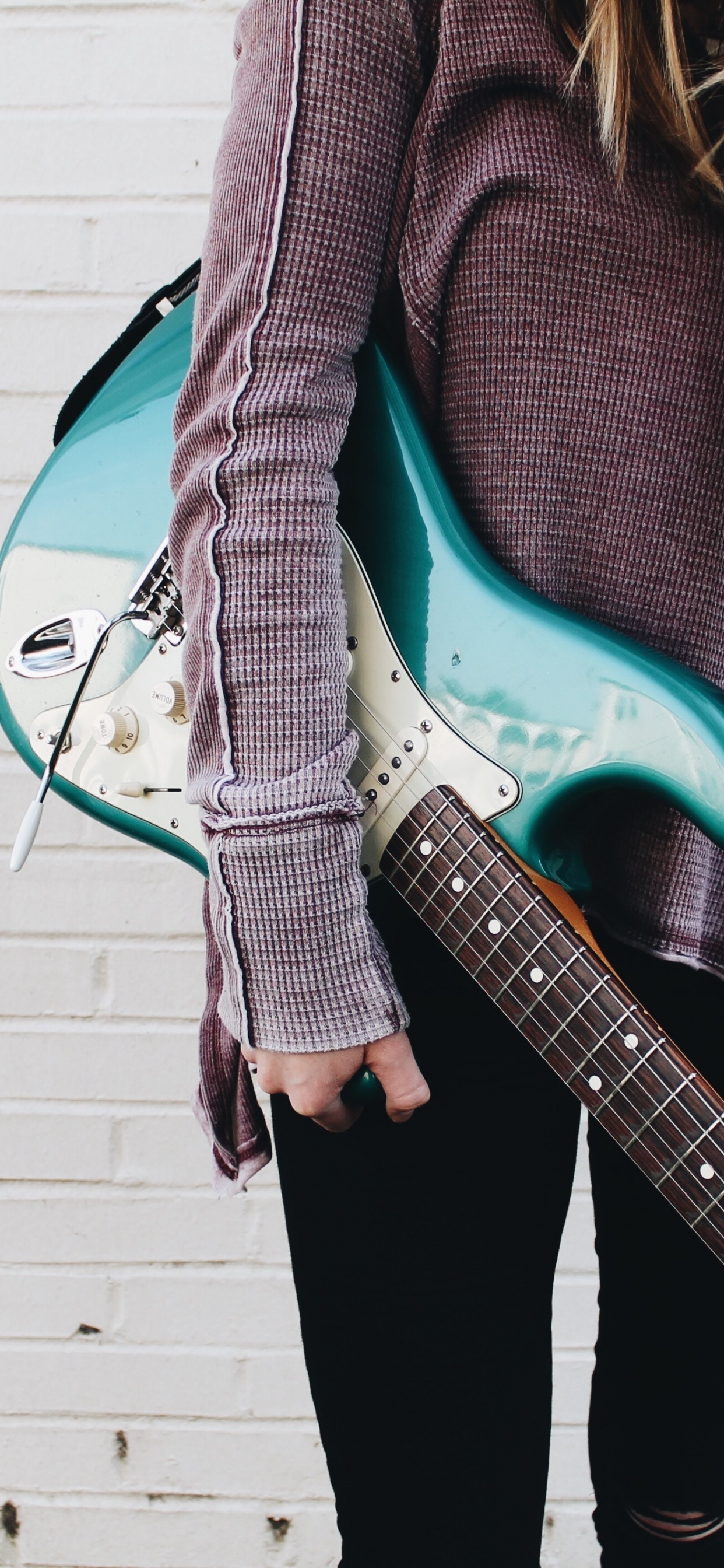 Обои гитара, электрогитара, струнный инструмент, одежда, зеленый в разрешении 1242x2688