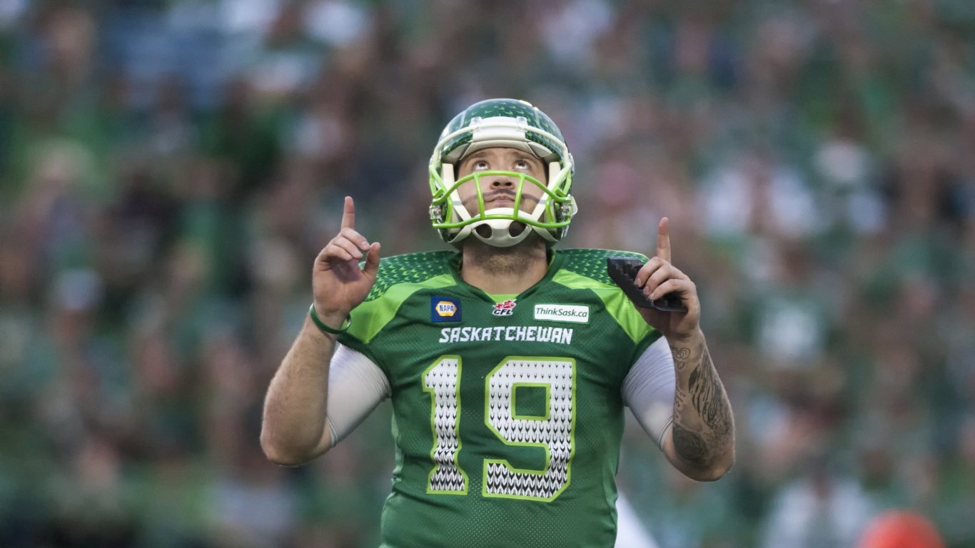 Обои канадский футбол, футбольное поле футбол, командный вид спорта, игрок, занятие спортом в разрешении 1366x768