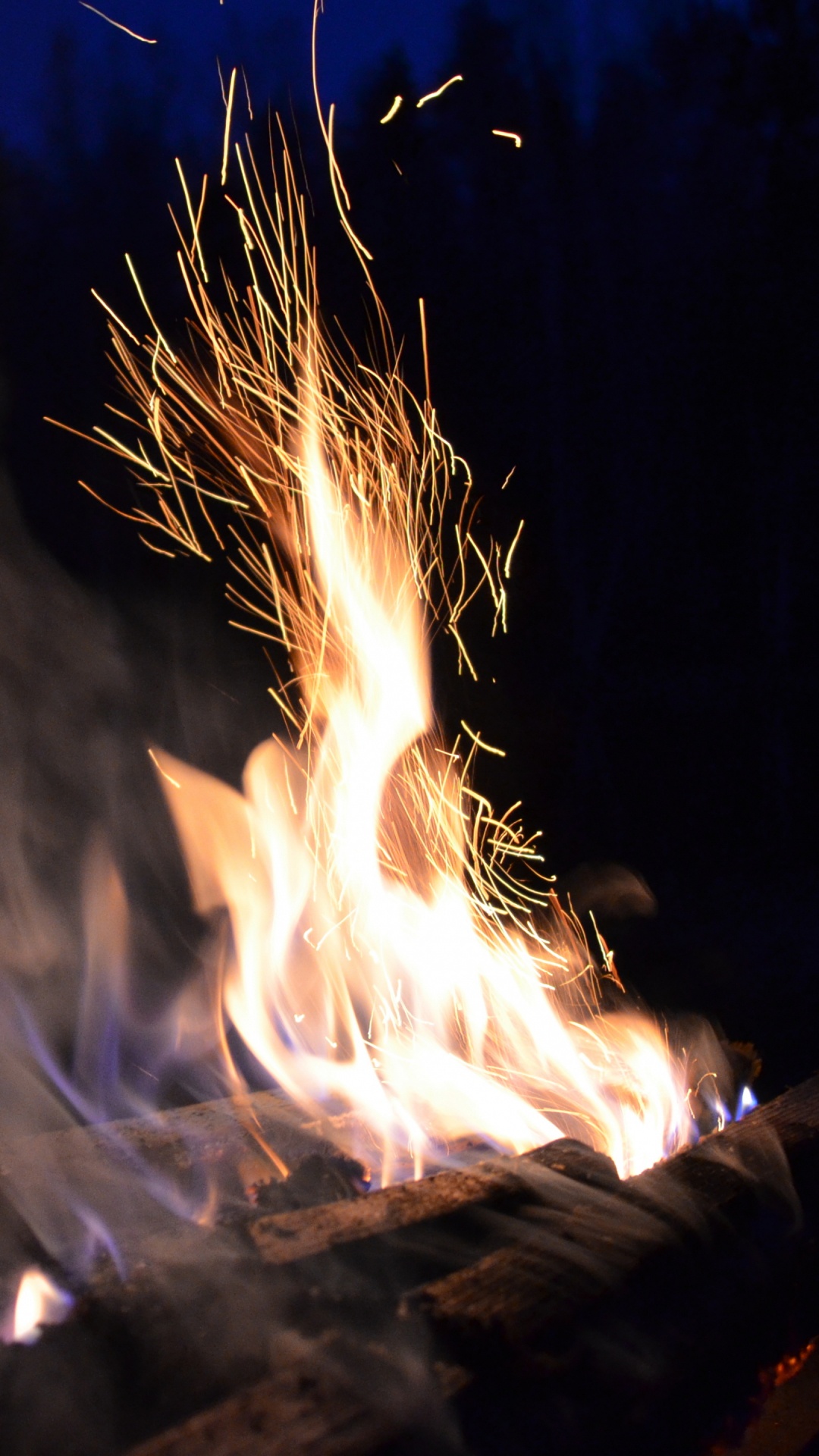 Обои огонь, костер, тепло, ночь, дым в разрешении 1080x1920