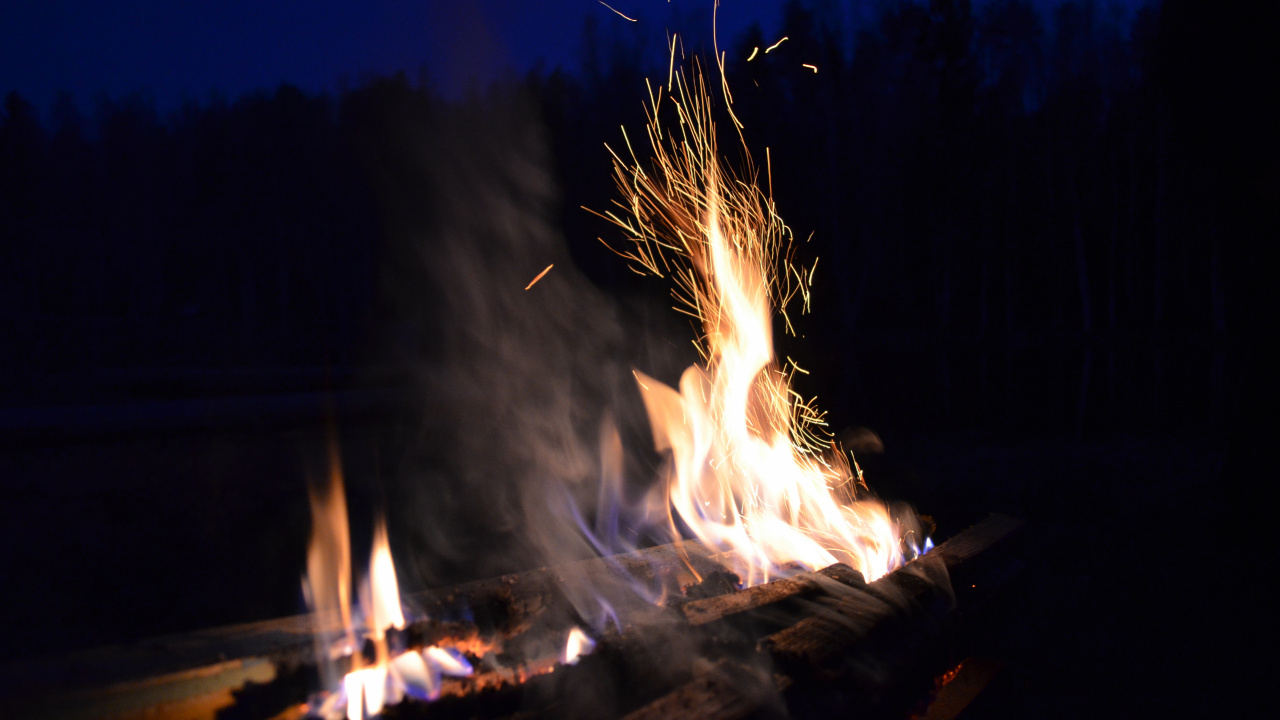 Обои огонь, костер, тепло, ночь, дым в разрешении 1280x720
