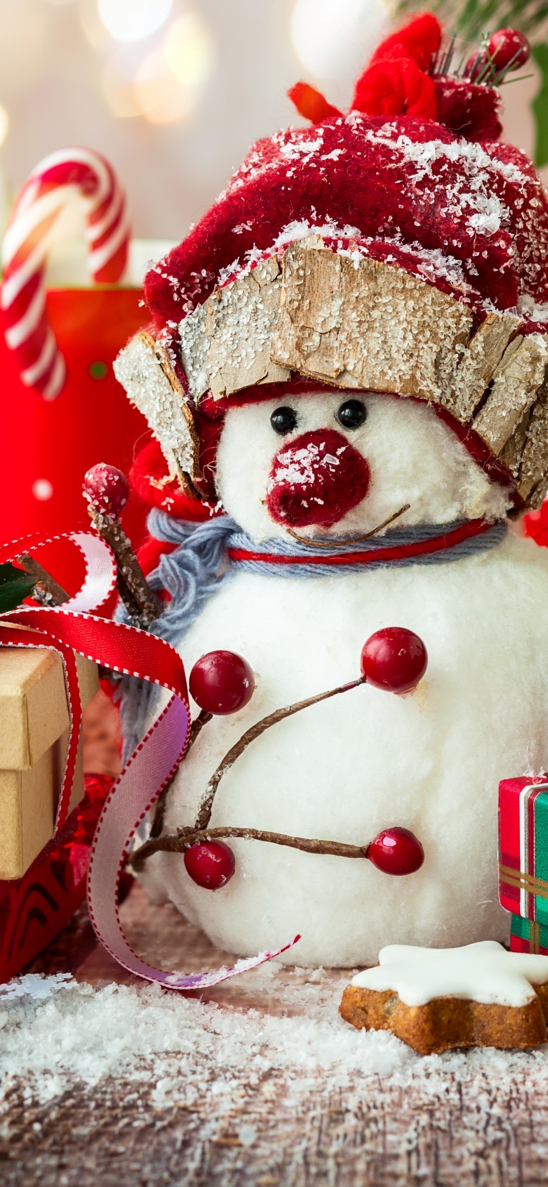 Обои Рождественский день, Рождественские украшения, елка, рождественский орнамент, Санта-Клаус в разрешении 1125x2436