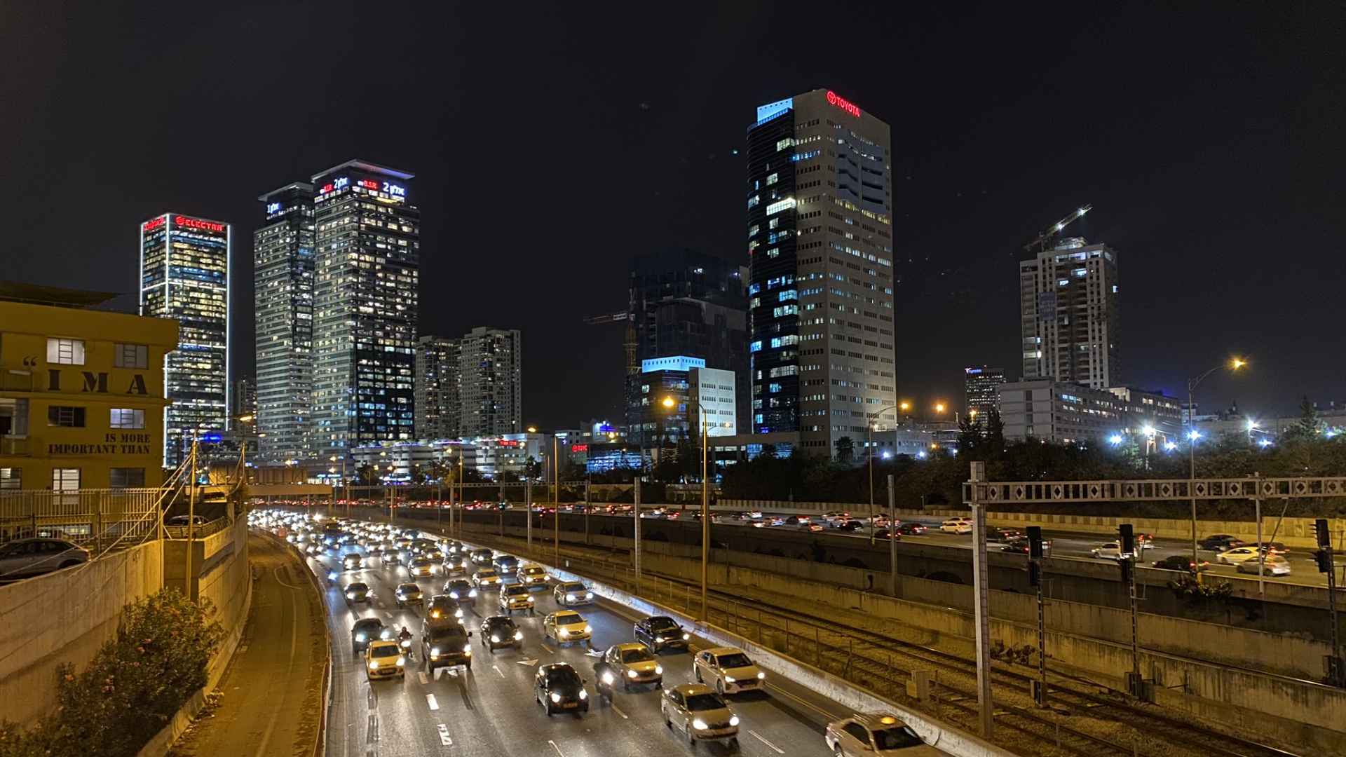 Обои дорога, ночь, город, транспорт, метрополия в разрешении 1920x1080