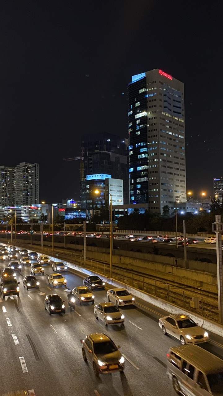 Обои дорога, ночь, город, транспорт, метрополия в разрешении 720x1280